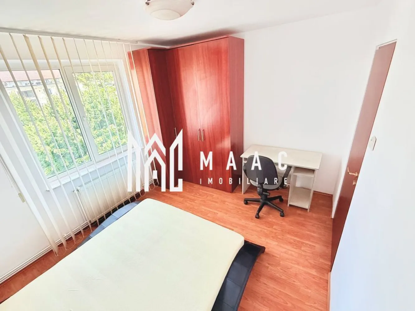 Apartament 2 Camere | Central | - Apartament 2 camere cochet – central, complet renovat – Cartier 1 Mai, strada Dacia Listat de: MAAC Imobiliare MAAC Imobiliare vă propune spre vânzare un apartament cu 2 camere cochet și primitor, situat în centrul orașului, în cartierul 1 Mai, pe strada Dacia – o zonă apreciată pentru accesibilitate, liniște și proximitatea față de principalele puncte de interes. Locuința este amplasată la etajul 4 din 4, într-un imobil solid și bine întreținut, și a fost recent renovată, oferind confort și funcționalitate la standarde moderne. Detalii și dotări: * Compartimentare: 2 camere (living, dormitor, bucătărie, baie) * Etaj: 4/4 * Îmbunătățiri: apartament complet renovat * Confort: centrală termică proprie, aer condiționat, geamuri termopan, ușă metalică * Se vinde complet mobilat și utilat, gata pentru mutare imediată Locație: Proprietatea beneficiază de o poziție excelentă, fiind situată la doar 5 minute de mers pe jos de centrul orașului, în apropierea instituțiilor publice, școlilor, magazinelor și mijloacelor de transport. O alegere ideală pentru cei care își doresc acces rapid la facilitățile urbane, fără a renunța la liniștea unei zone rezidențiale. Recomandat pentru: * cupluri sau familii tinere care doresc o locuință modernă și centrală * investiție sigură, perfectă pentru închiriere pe termen lung sau în regim hotelier Pentru detalii suplimentare sau programarea unei vizionări, contactați echipa MAAC Imobiliare – profesionalism, seriozitate și suport complet în procesul de achiziție. id: CP2792849 - SP }}