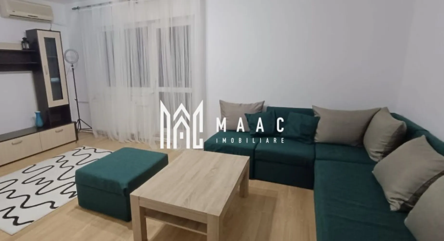Apartament 3 Camere | Decomandat | 73 MPU | Turnișor - MAAC Imobiliare vă propune spre vânzare un apartament spațios și bine compartimentat, situat în zona Turnișor, potrivit atât pentru locuit, cât și pentru investiție cu randament imediat.

Caracteristici principale
• suprafață utilă de 73 mp
• compartimentare decomandată
• situat la etajul 4 din 5
• 2 balcoane (unul închis, unul semideschis)
• preț: 132.000 euro negociabil

Compartimentare
• hol generos de 8.8 mp cu acces către toate încăperile
• living spațios de 18 mp cu balcon semideschis
• 2 dormitoare (14 mp și 11 mp)
• bucătărie de 9 mp cu geam
• baie cu duș (4.2 mp)
• WC de serviciu (1.6 mp)

Dotări și finisaje
• se poate vinde mobilat și utilat
• apartament igienizat recent
• izolație exterioară + izolație interioară suplimentară
• centrală proprie
• locuință luminoasă și eficientă termic

Localizare și avantaje
• situat pe Aleea Iasomiei, într-o zonă modernizată recent
• locuri de parcare publice gratuite
• zonă verde cu spații de relaxare
• loc de joacă la 30 m
• stații de transport în comun la aproximativ 200 m
• magazine și facilități (Profi, Simpa, Trans Agape) la câteva minute
• acces rapid către centre comerciale

Beneficii
• ideal pentru investiție – poate fi închiriat imediat
• potrivit pentru familie sau cuplu
• compartimentare practică și spații generoase

Pentru mai multe detalii sau pentru programarea unei vizionări, vă rugăm să ne contactați și să menționați ID-ul proprietății;CP3052079.