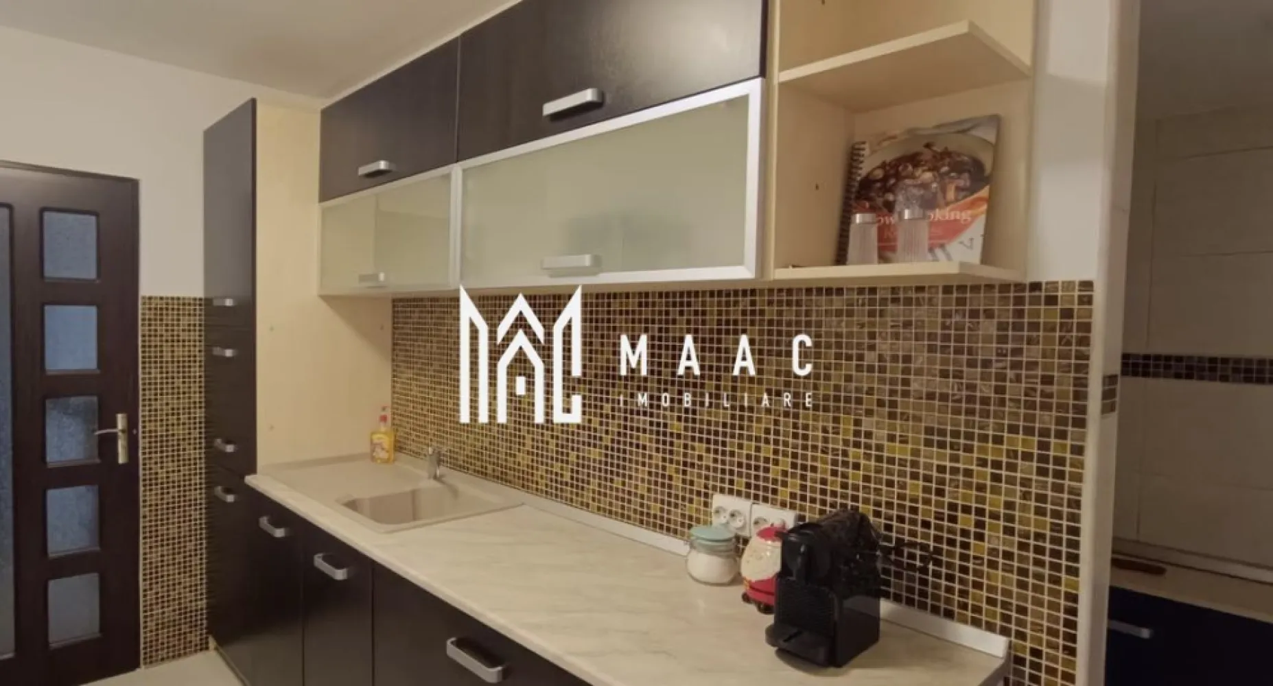 Apartament 3 Camere | Decomandat | 73 MPU | Turnișor - MAAC Imobiliare vă propune spre vânzare un apartament spațios și bine compartimentat, situat în zona Turnișor, potrivit atât pentru locuit, cât și pentru investiție cu randament imediat.

Caracteristici principale
• suprafață utilă de 73 mp
• compartimentare decomandată
• situat la etajul 4 din 5
• 2 balcoane (unul închis, unul semideschis)
• preț: 132.000 euro negociabil

Compartimentare
• hol generos de 8.8 mp cu acces către toate încăperile
• living spațios de 18 mp cu balcon semideschis
• 2 dormitoare (14 mp și 11 mp)
• bucătărie de 9 mp cu geam
• baie cu duș (4.2 mp)
• WC de serviciu (1.6 mp)

Dotări și finisaje
• se poate vinde mobilat și utilat
• apartament igienizat recent
• izolație exterioară + izolație interioară suplimentară
• centrală proprie
• locuință luminoasă și eficientă termic

Localizare și avantaje
• situat pe Aleea Iasomiei, într-o zonă modernizată recent
• locuri de parcare publice gratuite
• zonă verde cu spații de relaxare
• loc de joacă la 30 m
• stații de transport în comun la aproximativ 200 m
• magazine și facilități (Profi, Simpa, Trans Agape) la câteva minute
• acces rapid către centre comerciale

Beneficii
• ideal pentru investiție – poate fi închiriat imediat
• potrivit pentru familie sau cuplu
• compartimentare practică și spații generoase

Pentru mai multe detalii sau pentru programarea unei vizionări, vă rugăm să ne contactați și să menționați ID-ul proprietății;CP3052079.