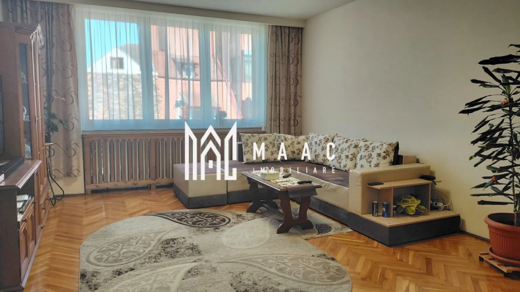Duplex | 182 MPU | Demisol + Etaj | Zonă Centrală - MAAC Imobiliare vă propune spre vânzare o proprietate versatilă, situată într-o zonă centrală, perfectă atât pentru locuit, cât și pentru desfășurarea unor activități comerciale sau de birou.

Caracteristici principale
• suprafață utilă de 182 mp
• suprafață construită de 240 mp
• teren de 300 mp
• regim: demisol + etaj
• intrări separate pentru fiecare nivel
• se vinde la cheie

Compartimentare

Etaj (120 mp)
• 4 camere decomandate
• living
• bucătărie
• baie
• balcon
• cămară

Demisol (62 mp)
• 2 camere
• spălătorie
• pivniță

Dotări și finisaje
• izolație termică exterioară
• acoperiș nou
• pod izolat
• centrală termică în garanție
• aer condiționat
• geamuri termopan
• parchet din stejar

Localizare și avantaje
• situată pe strada Reconstrucției
• poziționare centrală, la câteva minute de centrul orașului
• parc situat chiar peste drum
• acces rapid către toate facilitățile urbane

Beneficii
• ideală pentru locuință spațioasă
• potrivită pentru birouri, cabinete sau sediu de firmă
• compartimentare flexibilă, cu acces separat pe niveluri
• zonă excelentă, cu vizibilitate și acces facil

Pentru mai multe detalii sau pentru programarea unei vizionări, vă rugăm să ne contactați și să menționați ID-ul proprietății; CP3052080.