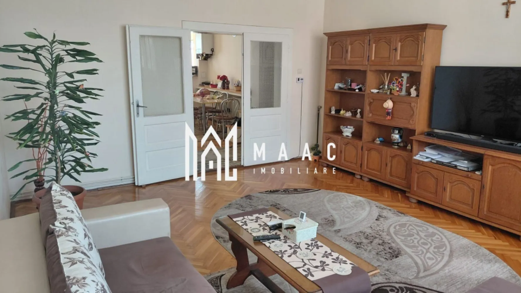 Duplex | 182 MPU | Demisol + Etaj | Zonă Centrală - MAAC Imobiliare vă propune spre vânzare o proprietate versatilă, situată într-o zonă centrală, perfectă atât pentru locuit, cât și pentru desfășurarea unor activități comerciale sau de birou.

Caracteristici principale
• suprafață utilă de 182 mp
• suprafață construită de 240 mp
• teren de 300 mp
• regim: demisol + etaj
• intrări separate pentru fiecare nivel
• se vinde la cheie

Compartimentare

Etaj (120 mp)
• 4 camere decomandate
• living
• bucătărie
• baie
• balcon
• cămară

Demisol (62 mp)
• 2 camere
• spălătorie
• pivniță

Dotări și finisaje
• izolație termică exterioară
• acoperiș nou
• pod izolat
• centrală termică în garanție
• aer condiționat
• geamuri termopan
• parchet din stejar

Localizare și avantaje
• situată pe strada Reconstrucției
• poziționare centrală, la câteva minute de centrul orașului
• parc situat chiar peste drum
• acces rapid către toate facilitățile urbane

Beneficii
• ideală pentru locuință spațioasă
• potrivită pentru birouri, cabinete sau sediu de firmă
• compartimentare flexibilă, cu acces separat pe niveluri
• zonă excelentă, cu vizibilitate și acces facil

Pentru mai multe detalii sau pentru programarea unei vizionări, vă rugăm să ne contactați și să menționați ID-ul proprietății; CP3052080.