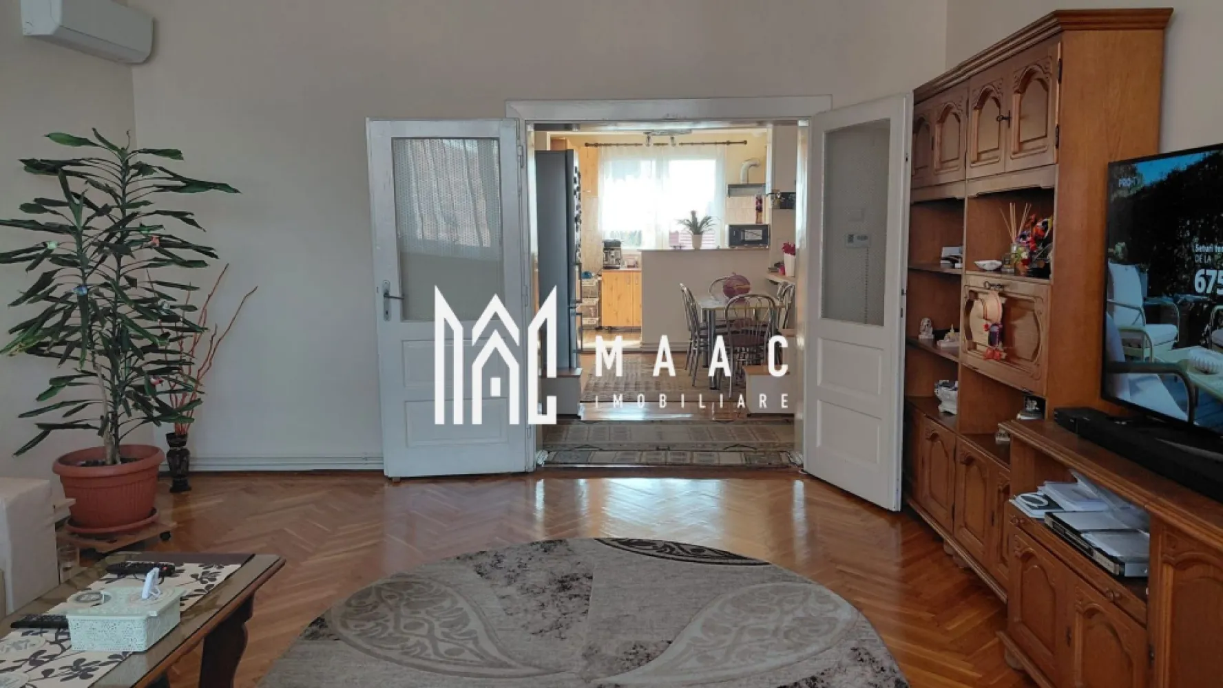 Duplex | 182 MPU | Demisol + Etaj | Zonă Centrală - MAAC Imobiliare vă propune spre vânzare o proprietate versatilă, situată într-o zonă centrală, perfectă atât pentru locuit, cât și pentru desfășurarea unor activități comerciale sau de birou.

Caracteristici principale
• suprafață utilă de 182 mp
• suprafață construită de 240 mp
• teren de 300 mp
• regim: demisol + etaj
• intrări separate pentru fiecare nivel
• se vinde la cheie

Compartimentare

Etaj (120 mp)
• 4 camere decomandate
• living
• bucătărie
• baie
• balcon
• cămară

Demisol (62 mp)
• 2 camere
• spălătorie
• pivniță

Dotări și finisaje
• izolație termică exterioară
• acoperiș nou
• pod izolat
• centrală termică în garanție
• aer condiționat
• geamuri termopan
• parchet din stejar

Localizare și avantaje
• situată pe strada Reconstrucției
• poziționare centrală, la câteva minute de centrul orașului
• parc situat chiar peste drum
• acces rapid către toate facilitățile urbane

Beneficii
• ideală pentru locuință spațioasă
• potrivită pentru birouri, cabinete sau sediu de firmă
• compartimentare flexibilă, cu acces separat pe niveluri
• zonă excelentă, cu vizibilitate și acces facil

Pentru mai multe detalii sau pentru programarea unei vizionări, vă rugăm să ne contactați și să menționați ID-ul proprietății; CP3052080.