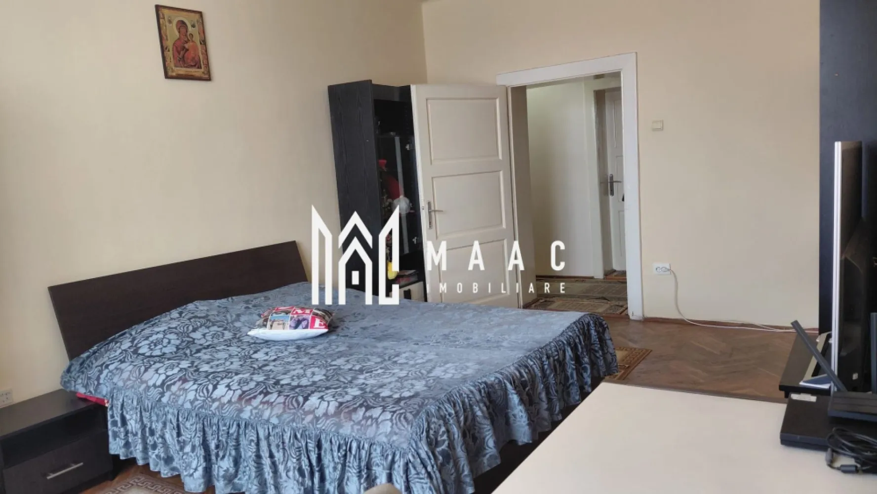 Duplex | 182 MPU | Demisol + Etaj | Zonă Centrală - MAAC Imobiliare vă propune spre vânzare o proprietate versatilă, situată într-o zonă centrală, perfectă atât pentru locuit, cât și pentru desfășurarea unor activități comerciale sau de birou.

Caracteristici principale
• suprafață utilă de 182 mp
• suprafață construită de 240 mp
• teren de 300 mp
• regim: demisol + etaj
• intrări separate pentru fiecare nivel
• se vinde la cheie

Compartimentare

Etaj (120 mp)
• 4 camere decomandate
• living
• bucătărie
• baie
• balcon
• cămară

Demisol (62 mp)
• 2 camere
• spălătorie
• pivniță

Dotări și finisaje
• izolație termică exterioară
• acoperiș nou
• pod izolat
• centrală termică în garanție
• aer condiționat
• geamuri termopan
• parchet din stejar

Localizare și avantaje
• situată pe strada Reconstrucției
• poziționare centrală, la câteva minute de centrul orașului
• parc situat chiar peste drum
• acces rapid către toate facilitățile urbane

Beneficii
• ideală pentru locuință spațioasă
• potrivită pentru birouri, cabinete sau sediu de firmă
• compartimentare flexibilă, cu acces separat pe niveluri
• zonă excelentă, cu vizibilitate și acces facil

Pentru mai multe detalii sau pentru programarea unei vizionări, vă rugăm să ne contactați și să menționați ID-ul proprietății; CP3052080.
