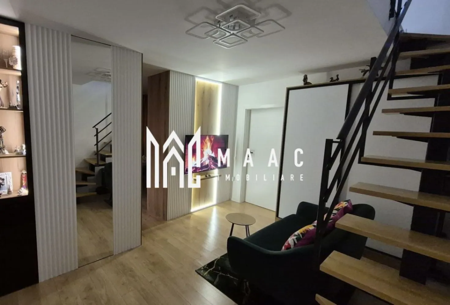 Apartament 4 Camere | 96 MPU | Cartierul Arhitecților - MAAC Imobiliare vă propune spre vânzare un apartament spațios, modern și eficient compartimentat, dispus pe două niveluri, ideal pentru o familie sau pentru investiție Caracteristici principale • suprafață utilă totală de 95,90 mp • compartimentare pe două niveluri, practică și aerisită • balcon generos de 10,30 mp • imobil dotat cu lift Compartimentare și dotări Nivel 1 • living cu bucătărie open space • 2 dormitoare (unul cu baie proprie cu cadă) • baie cu duș • balcon Nivel 2 • dormitor spațios • baie generoasă • hol cu spații de depozitare • acces între niveluri prin scară metalică cu trepte din lemn Dotări și beneficii • se vinde complet mobilat și utilat • electrocasnice în garanție (TV-uri, mașină de spălat vase, frigider, congelator, plită cu inducție, cuptor, espressor, mașină de spălat rufe, uscător etc.) • aer condiționat • balcon amenajat cu grătar electric, masă și spații de depozitare • 5 locuri de parcare incluse • acces securizat în parcare cu barieră Beneficii • ideal pentru familie numeroasă • potrivit pentru investiție în regim rezidențial premium • disponibil pentru mutare imediată Pentru mai multe detalii sau pentru programarea unei vizionări, vă rugăm să ne contactați și să menționați ID-ul proprietății; CP3052097.