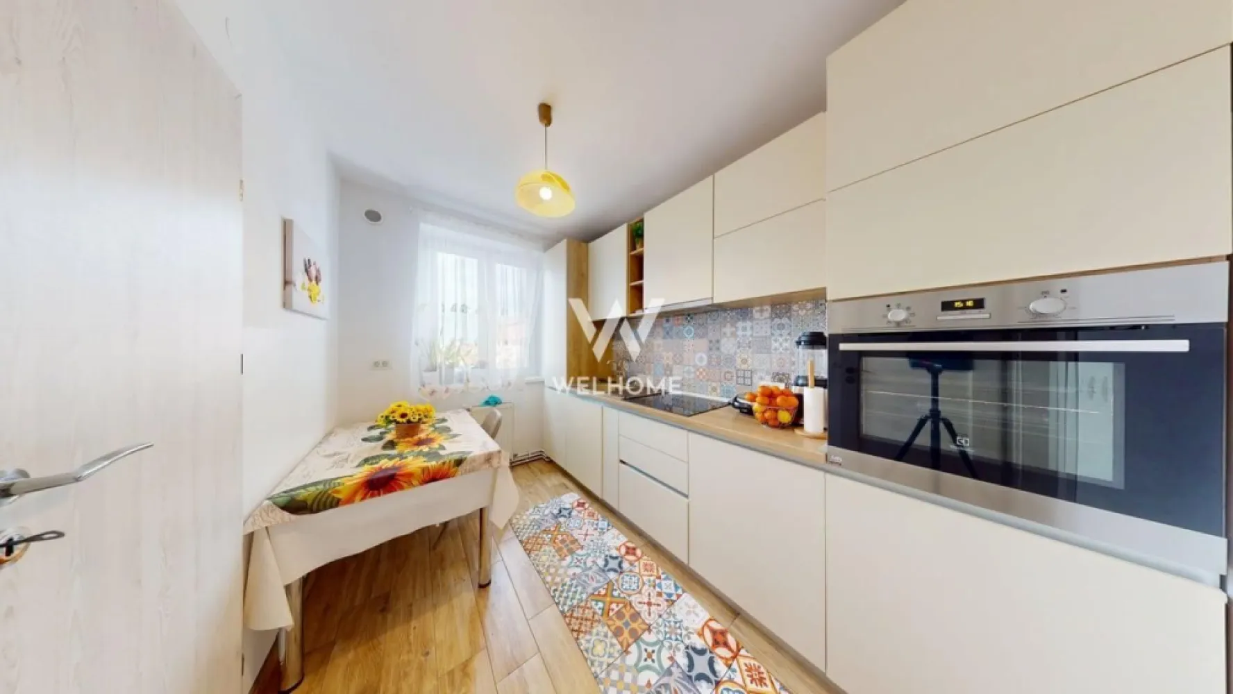 Apartament 3 camere renovat complet - Rahovei - Vă propunem spre vânzare un apartament modern cu 3 camere, semidecomandat, cu o suprafață utilă de 63 mp, situat la etajul 4 din 4 al unui imobil solid construit din cărămidă și prevăzut cu acoperiș. Locuința este complet renovată și amenajată cu finisaje de înaltă calitate, fiind ideală atât pentru locuit, cât și pentru investiție. Apartamentul se află într-o zonă foarte bine poziționată, aproape de centrul orașului, cu acces rapid la numeroase puncte de interes: magazine, Grădinița nr. 33, Școala nr. 21, clinici medicale, hipermarketuri și Mall Șelimbăr. De asemenea, în apropiere se află stații pentru transportul public, facilitând deplasarea rapidă în oraș. Compartimentare: • bucătărie separată, complet mobilată și utilată, cu debara; • dormitor matrimonial cu pat și dressing. • living spațios cu colțar extensibil; • dormitor amenajat cu mobilier pentru copii; • hol intermediar cu spațiu generos pentru depozitare; • baie modernă cu duș tip walk-in, rigolă, ușă culisantă din sticlă, încălzire în pardoseală și mobilier; • dormitor matrimonial cu pat și dressing. Apartamentul beneficiază și de îmbunătățiri termice importante: izolație exterioară de 10 cm și ferestre Salamander cu trei foi, oferind un confort termic ridicat și eficiență energetică. Prețul imobilului este negociabil, iar achiziția se poate realiza atât din surse proprii, cât și prin credit bancar. Pret: 127 000 EURO Telefon: 0756 094 405 }}
