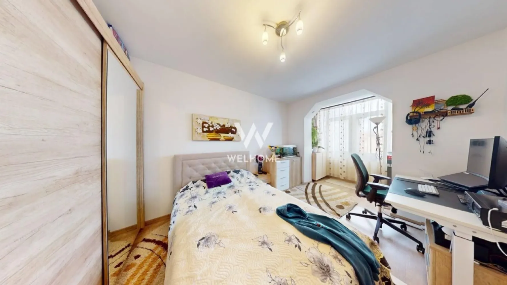 Apartament 3 camere renovat complet - Rahovei - Vă propunem spre vânzare un apartament modern cu 3 camere, semidecomandat, cu o suprafață utilă de 63 mp, situat la etajul 4 din 4 al unui imobil solid construit din cărămidă și prevăzut cu acoperiș. Locuința este complet renovată și amenajată cu finisaje de înaltă calitate, fiind ideală atât pentru locuit, cât și pentru investiție. Apartamentul se află într-o zonă foarte bine poziționată, aproape de centrul orașului, cu acces rapid la numeroase puncte de interes: magazine, Grădinița nr. 33, Școala nr. 21, clinici medicale, hipermarketuri și Mall Șelimbăr. De asemenea, în apropiere se află stații pentru transportul public, facilitând deplasarea rapidă în oraș. Compartimentare: • bucătărie separată, complet mobilată și utilată, cu debara; • dormitor matrimonial cu pat și dressing. • living spațios cu colțar extensibil; • dormitor amenajat cu mobilier pentru copii; • hol intermediar cu spațiu generos pentru depozitare; • baie modernă cu duș tip walk-in, rigolă, ușă culisantă din sticlă, încălzire în pardoseală și mobilier; • dormitor matrimonial cu pat și dressing. Apartamentul beneficiază și de îmbunătățiri termice importante: izolație exterioară de 10 cm și ferestre Salamander cu trei foi, oferind un confort termic ridicat și eficiență energetică. Prețul imobilului este negociabil, iar achiziția se poate realiza atât din surse proprii, cât și prin credit bancar. Pret: 127 000 EURO Telefon: 0756 094 405 }}