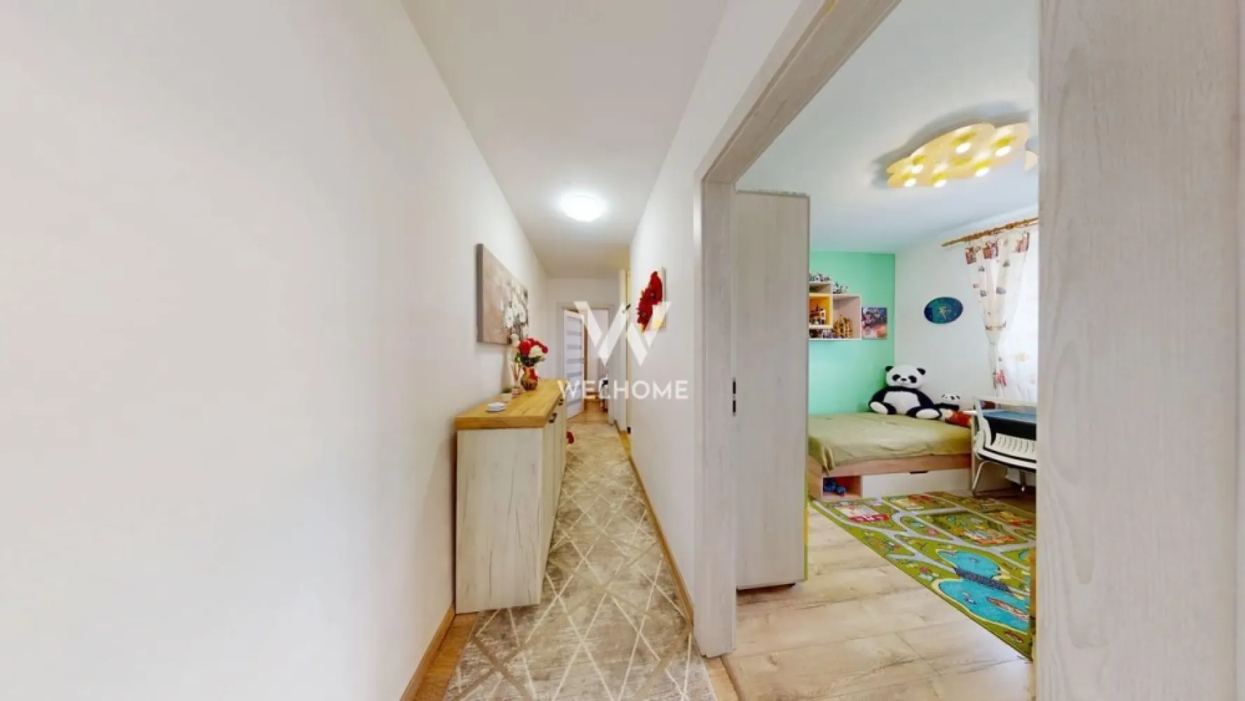 Apartament 3 camere renovat complet - Rahovei - Vă propunem spre vânzare un apartament modern cu 3 camere, semidecomandat, cu o suprafață utilă de 63 mp, situat la etajul 4 din 4 al unui imobil solid construit din cărămidă și prevăzut cu acoperiș. Locuința este complet renovată și amenajată cu finisaje de înaltă calitate, fiind ideală atât pentru locuit, cât și pentru investiție. Apartamentul se află într-o zonă foarte bine poziționată, aproape de centrul orașului, cu acces rapid la numeroase puncte de interes: magazine, Grădinița nr. 33, Școala nr. 21, clinici medicale, hipermarketuri și Mall Șelimbăr. De asemenea, în apropiere se află stații pentru transportul public, facilitând deplasarea rapidă în oraș. Compartimentare: • bucătărie separată, complet mobilată și utilată, cu debara; • dormitor matrimonial cu pat și dressing. • living spațios cu colțar extensibil; • dormitor amenajat cu mobilier pentru copii; • hol intermediar cu spațiu generos pentru depozitare; • baie modernă cu duș tip walk-in, rigolă, ușă culisantă din sticlă, încălzire în pardoseală și mobilier; • dormitor matrimonial cu pat și dressing. Apartamentul beneficiază și de îmbunătățiri termice importante: izolație exterioară de 10 cm și ferestre Salamander cu trei foi, oferind un confort termic ridicat și eficiență energetică. Prețul imobilului este negociabil, iar achiziția se poate realiza atât din surse proprii, cât și prin credit bancar. Pret: 127 000 EURO Telefon: 0756 094 405 }}