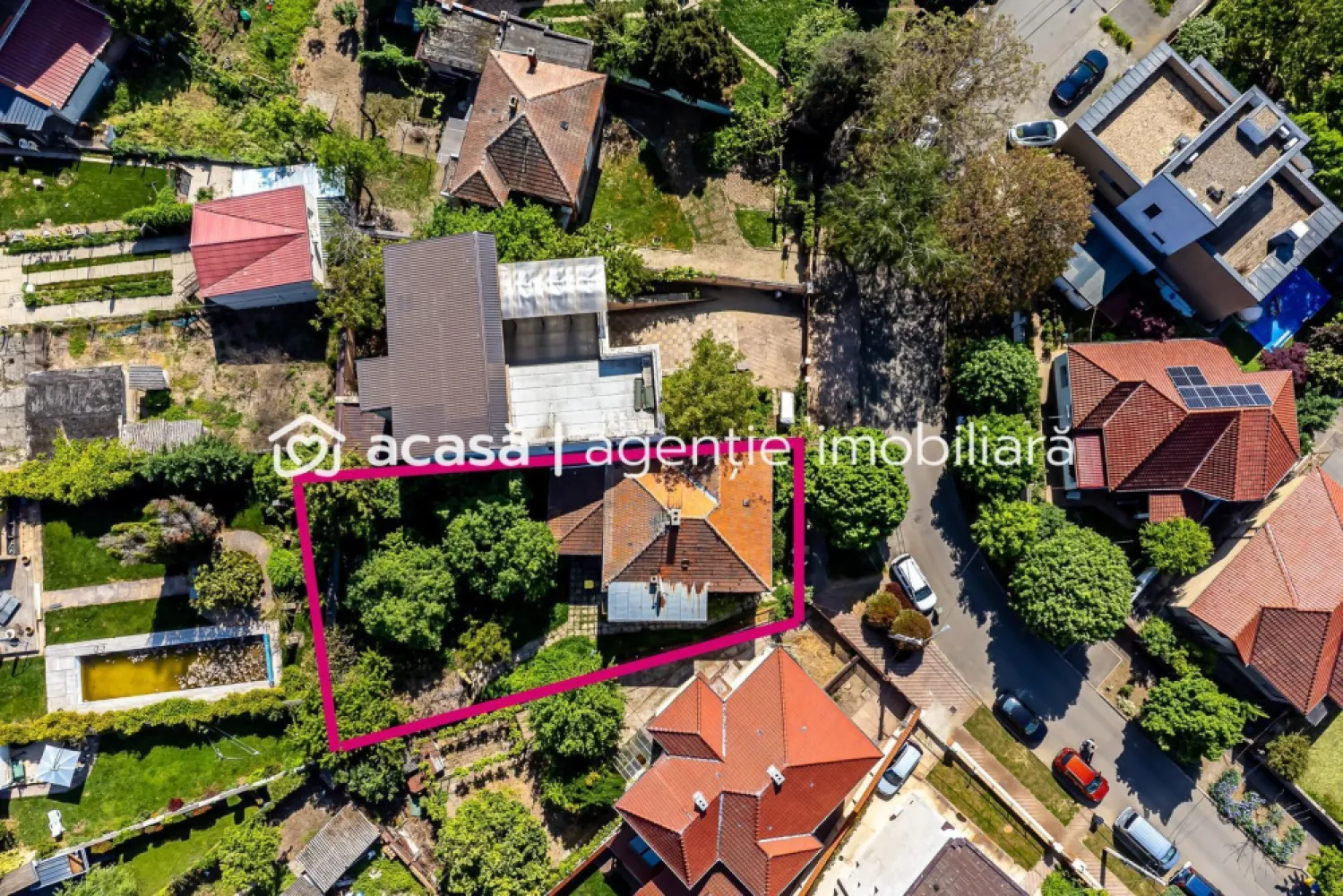 Oportunitate rară în cea mai exclusivistă zonă din Arad, Zona Gloria - Comision 0% Proprietățile din această zonă apar extrem de rar pe piață. Vorbim despre una dintre cele mai căutate și valoroase locații din Arad – zona Stadionului Gloria, pe malul Mureșului, unde liniștea, poziția și prestigiul se întâlnesc. Casa este construită solid, din cărămidă, cu regim de înălțime subsol + parter, oferind o structură excelentă și o bază ideală pentru un proiect premium, terenul avand o suprafata de 543 mp. Nu este o construcție demolabilă, ci una care merită valorificată printr-o renovare completă, păstrând avantajul unei fundații și structuri de calitate. Imaginează-ți o locuință modernă sau o proprietate de lux reconfigurată exact după viziunea ta, într-o zonă unde valoarea imobiliară este în continuă creștere. Fie că o transformi într-o reședință exclusivistă sau într-o investiție de prestigiu, locația face diferența. Dacă îți dorești o investiție sigură într-o zonă premium, cu potențial real de apreciere, această proprietate este alegerea potrivită. 📞 Pentru detalii și programarea unei vizionări: Blaga Flavius – 0754467525 Consultant imobiliar acreditat APAIR (Asociația Profesională a Agenților Imobiliari din România) Nu dispui de toată suma? Te ajutăm noi gratuit! Îți obținem oferte de la 16 bănci. Ai o proprietate de vânzare în Arad și vrei să știi cât valorează cu adevărat? Birou: ACASĂ | Agenție imobiliară Arad Adresă: Bulevardul Decebal 2, Arad 310133