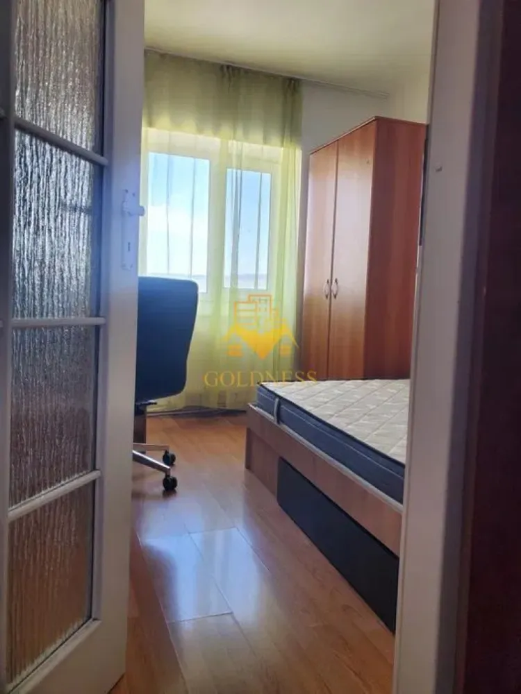 3 camere open space, balcon, Marasti, Kaufland, OMV, Mega Image, PENNY - GOLDNESS Imobiliare vă propune spre închiriere un apartament cu 3 camere complet mobilat și utilat, la etajul 8 într-un imobil de 8 etaje, în Cartierul Marasti. Se poate parca prin zona Se află în apropierea stațiilor de transport în comun, magazine, restaurante, spații verzi, farmacii, etc. Apartamentul este compartimentat astfel: - dormitor cu pat matrimonial, dressing, noptiere - dormitor cu pat matrimonial, dressing, noptiere - living cu bucatarie open space complet utilată și mobilată, canapea extensibilă, loc de servit masa - baie cu cada, calorifer port prosop și dulap pentru depozitare. -balcon de 5 mp. Imobilul este dotat cu toate cele necesare- centrală proprie, frigider, aragaz, hotă, mașină de spălat haine, etc. Dacă sunteți interesați de acest apartament și doriți să îl vizionați, dar și pentru alte oferte nu ezitați să ne contactați telefonic sau prin e-mail. Vă stăm la dispoziție! Pentru intermediere se percepe un comision de 50% din prețul chiriei!