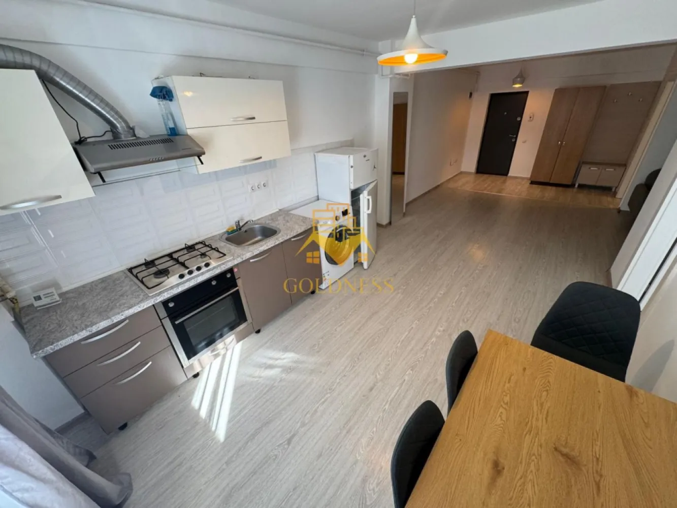 2 camere, modern, bloc nou, Baciu, Galaxiei zona Old GYM, Pet Friendly - GOLDNESS Imobiliare vă propune spre închiriere un apartament cu 2 camere complet mobilat și utilat, la parter într-un imobil de 7 etaje, în Baciu. Apartamentul este compartimentat astfel:
 - dormitor cu pat matrimonial, spatiu pentru depozitare
 - living cu bucatarie open-space complet utilată, canapea extensibilă, loc de servit masa 
 - baie cu vana, calorifer port prosop inox și dulap pentru depozitare.

Imobilul este dotat cu toate cele necesare- centrală proprie, mașină de spălat haine, frigider, plită electrică, hotă, etc. 
Se află în apropierea stațiilor de transport în comun, magazine, restaurante, spații verzi, farmacii, etc. 
Posibilitate de parcare in zona !

Dacă sunteți interesați de acest apartament și doriți să îl vizionați, dar și pentru alte oferte sau detalii nu ezitați să ne contactați telefonic sau prin e-mail - goldnessimobiliare@gmail.com. Vă stăm la dispoziție!