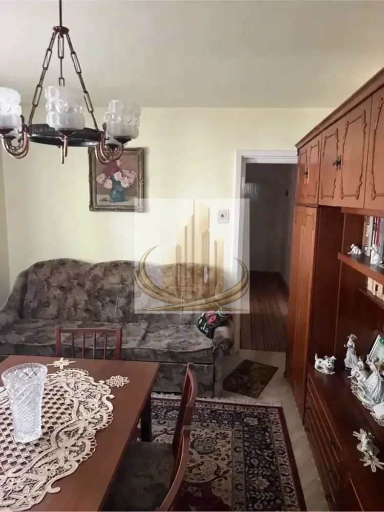 🏡Ap Sagului 3 camere - 🏡 Apartament 3 camere de închiriat – Calea Șagului Se oferă spre închiriere apartament cu 3 camere, situat la etajul 2 din 4, în zona Calea Șagului, într-un cartier liniștit și plin de verdeață. 📍 Localizare excelentă: * La doar 1 minut de loc de joacă și grădiniță La doar 5 minute de scoala