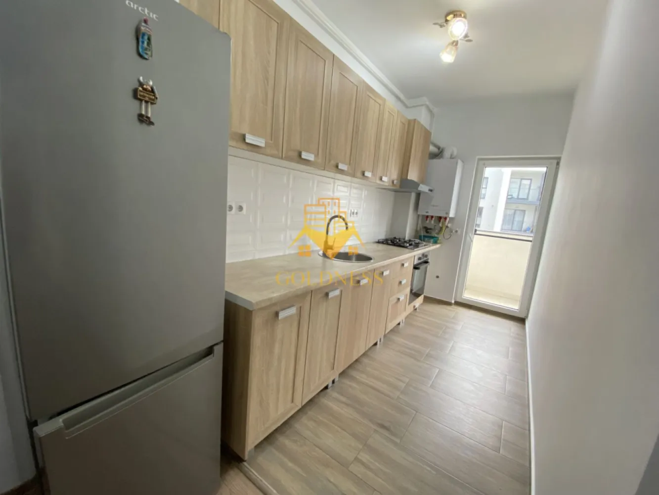 3 camere open space, parcare, Cartierul Marasti, Fabricii, Mega Image - GOLDNESS Imobiliare vă propune spre închiriere un apartament cu 3 camere complet mobilat și utilat, la etajul 5 într-un imobil de 47 etaje, în cartierul Mărăști. Apartamentul este compartimentat astfel: Deține loc de parcare subteran! - dormitor cu pat matrimonial, dressing, noptiere - dormitor cu pat matrimonial, dressing, noptiere - living cu bucatarie open-space complet utilată, canapea extensibilă, loc de servit masa - baie cu cada, calorifer port prosop inox și dulap pentru depozitare. - balcon 5 mp. Imobilul este dotat cu toate cele necesare- centrală proprie, mașină de spălat haine, frigider, plită electrică, hotă, etc. Se află în apropierea stațiilor de transport în comun, magazine, restaurante, spații verzi, farmacii, etc. Dacă sunteți interesați de acest apartament și doriți să îl vizionați, dar și pentru alte oferte sau detalii nu ezitați să ne contactați telefonic sau prin e-mail - goldnessimobiliare@gmail.com. Vă stăm la dispoziție! Pentru intermediere se percepe un comision de 50% din prețul chiriei!