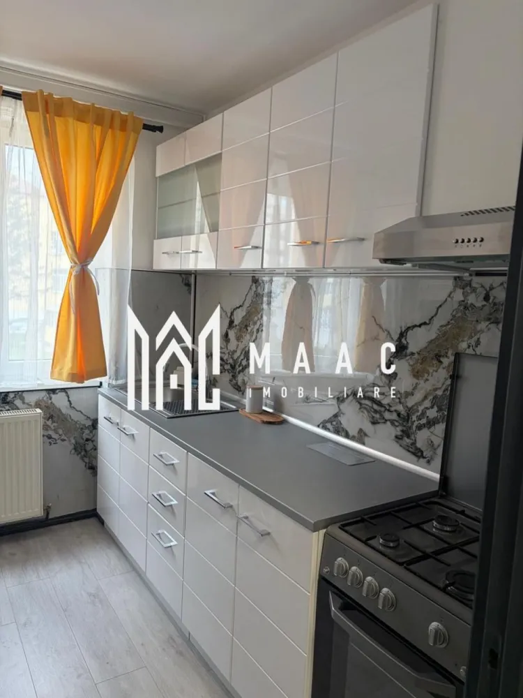 Apartament 2 camere | Etaj 1 | Decomandat | Cedonia | Balcon închis - Maac Imobiliare prezintă spre vânzare un apartament cu 2 camere, complet decomandat, situat la etajul 1 al unui imobil construit în perioada 1990–2000. Locuința are o suprafață utilă de 56 mp și este compartimentată eficient, oferind confort și funcționalitate: living separat dormitor bucătărie închisă baie cu geam de aerisire debara hol balcon închis Apartamentul dispune de finisaje moderne, precum pardoseli laminate și tâmplărie de calitate, iar bucătăria este complet echipată cu electrocasnice moderne: cuptor, cuptor cu microunde și mașină de spălat vase. Imobilul este amplasat într-o zonă urbană bine dezvoltată, cu acces facil la numeroase puncte de interes: parcuri și spații verzi cafenele și restaurante stații de transport public în apropiere instituții culturale (muzee, cinematografe) Această proprietate este ideală atât pentru locuit, cât și pentru investiție, datorită poziției și compartimentării eficiente. Pentru mai multe detalii sau pentru a programa o vizionare, vă rugăm să menționați telefonic ID-ul anunțului: CP3055450