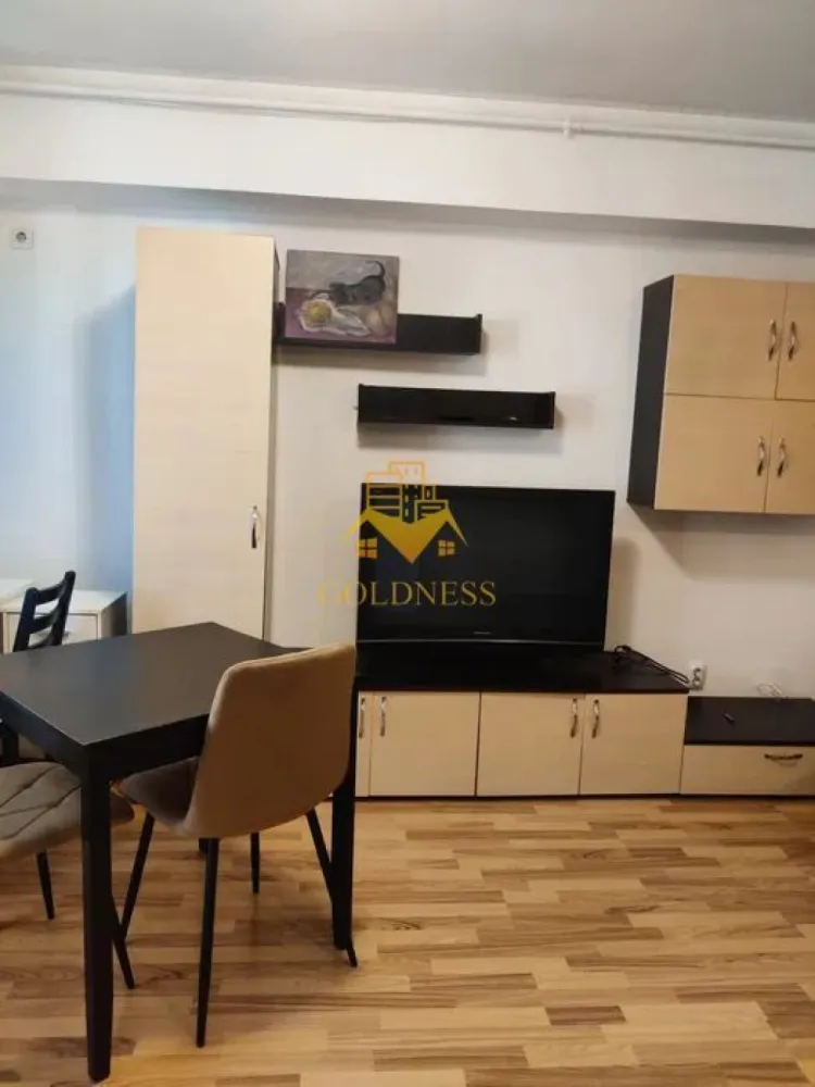 2 camere Openspace, Studium Green, Iulius Mall, Fsega, Gheorgheni - GOLDNESS Imobiliare vă propune spre închiriere un apartament cu 2 camere complet mobilat și utilat, la etajul 2 într-un imobil de 8 etaje, în Cartierul Gheorgheni. Se află în apropierea stațiilor de transport în comun, magazine, restaurante, spații verzi, farmacii, etc. Apartamentul este compartimentat astfel: - dormitor cu pat matrimonial, dressing, noptiere - living cu bucatarie open space complet utilată și mobilată, canapea extensibilă, loc de servit masa - baie cu cada, calorifer port prosop și dulap pentru depozitare. - terasa de 10 mp. Imobilul este dotat cu toate cele necesare- centrală proprie, frigider, aragaz, hotă, mașină de spălat haine, etc. Dacă sunteți interesați de acest apartament și doriți să îl vizionați, dar și pentru alte oferte nu ezitați să ne contactați telefonic sau prin e-mail. Vă stăm la dispoziție! Pentru intermediere se percepe un comision de 50% din prețul chiriei!
