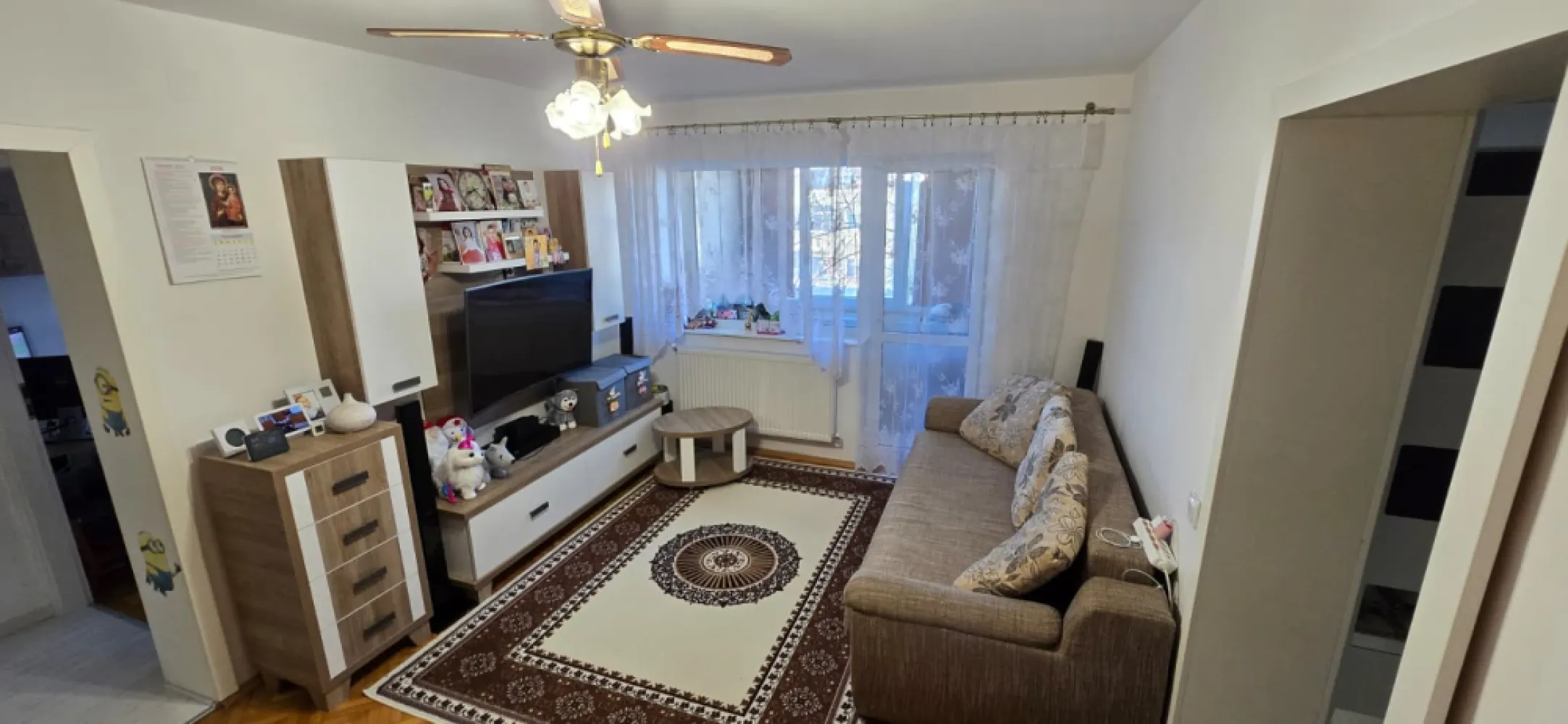 Apartament 3 camere Manastur Cluj Napoca - Persoană fizică ofer spre vânzare apartament cu 3 camere, situat în cartierul Mănăștur, pe Strada Grigore Alexandrescu, la etajul 4 din 4 al unui imobil reabilitat termic.Detalii proprietate:• Suprafață utilă: 75 mp (63 mp apartamentul, 12 mp garajul).• Compartimentare decomandată: bucătărie separată, living luminos, 2 dormitoare, baie cu geam, balcon spațios, 2 holuri, boxa subsol.• Apartament complet renovat: instalații electrice și sanitare noi• Centrală termică nouă cu termostat wireless (control inclusiv de pe telefon)• Tâmplărie PVC nouăSe vinde complet mobilat și utilat, cu mobilier realizat integral la comandă din MDF riflat.Dotări:• Bucătărie complet echipată cu electrocasnice noi: plită pe gaz și cuptor electric Whirlpool, mașină de spălat vase Whirlpool (13 seturi), hotă Whirlpool• Frigider și mașină de spălat haine Hotpoint Ariston• Uscător de haine Arctic• Aer condiționat Mitsubishi Electric cu conectare WiFiImobilul a fost reabilitat termic în anul 2023 (izolație 20 cm), inclusiv hidroizolația terasei.Localizare excelentă: acces rapid către VIVO! Cluj-Napoca și centrul orașului Cluj-Napoca, în proximitatea mai multor școli, creșe, grădinițe, parcuri, magazine și stații de autobuz si tramvai.Se acceptă credit bancar.Preț: 189.000 euro, negociabil (garaj la parterul blocului - 10.000 euro, inclus in CF).Pentru mai multe detalii sau pentru programarea unei vizionări, vă rog să mă contactați telefonic în privat.