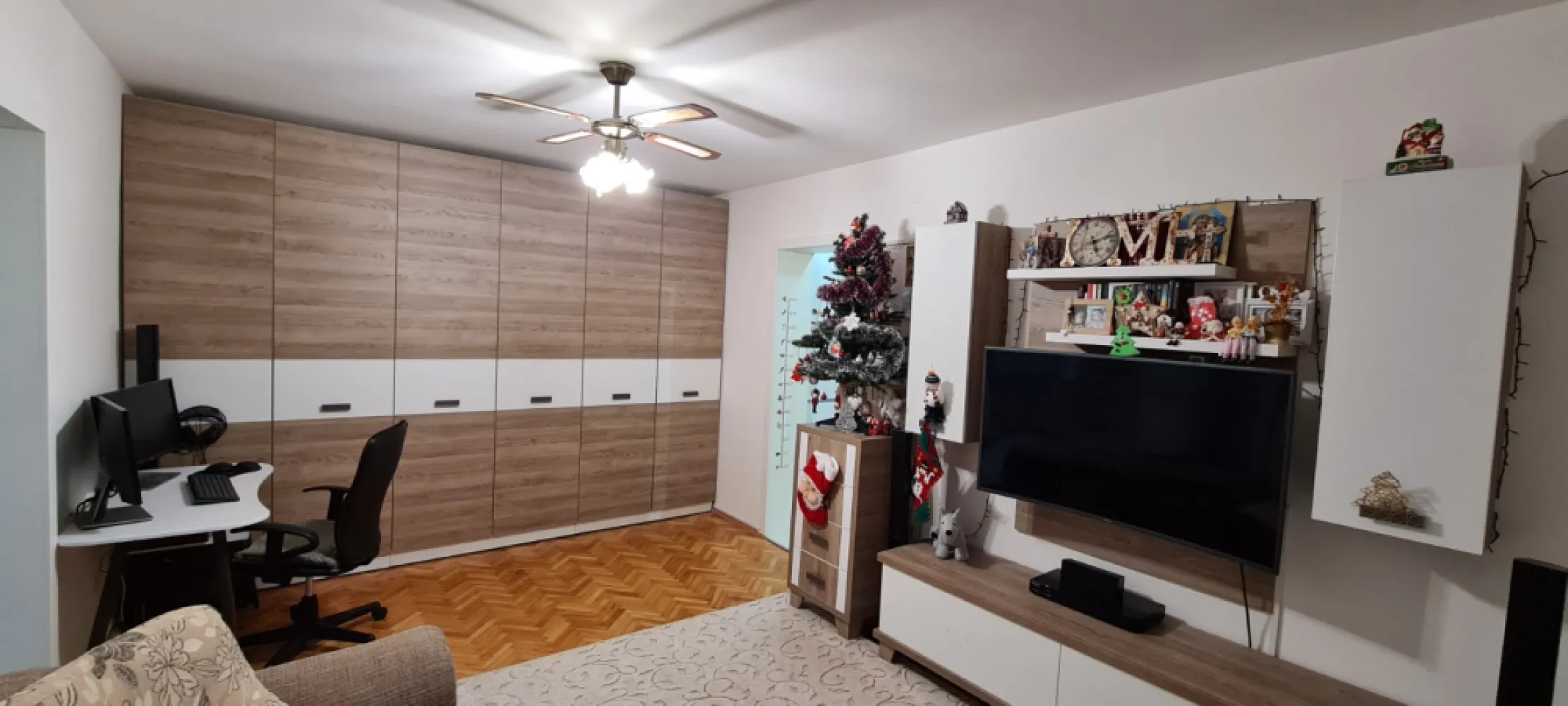 Apartament 3 camere Manastur Cluj Napoca - Persoană fizică ofer spre vânzare apartament cu 3 camere, situat în cartierul Mănăștur, pe Strada Grigore Alexandrescu, la etajul 4 din 4 al unui imobil reabilitat termic.Detalii proprietate:• Suprafață utilă: 75 mp (63 mp apartamentul, 12 mp garajul).• Compartimentare decomandată: bucătărie separată, living luminos, 2 dormitoare, baie cu geam, balcon spațios, 2 holuri, boxa subsol.• Apartament complet renovat: instalații electrice și sanitare noi• Centrală termică nouă cu termostat wireless (control inclusiv de pe telefon)• Tâmplărie PVC nouăSe vinde complet mobilat și utilat, cu mobilier realizat integral la comandă din MDF riflat.Dotări:• Bucătărie complet echipată cu electrocasnice noi: plită pe gaz și cuptor electric Whirlpool, mașină de spălat vase Whirlpool (13 seturi), hotă Whirlpool• Frigider și mașină de spălat haine Hotpoint Ariston• Uscător de haine Arctic• Aer condiționat Mitsubishi Electric cu conectare WiFiImobilul a fost reabilitat termic în anul 2023 (izolație 20 cm), inclusiv hidroizolația terasei.Localizare excelentă: acces rapid către VIVO! Cluj-Napoca și centrul orașului Cluj-Napoca, în proximitatea mai multor școli, creșe, grădinițe, parcuri, magazine și stații de autobuz si tramvai.Se acceptă credit bancar.Preț: 189.000 euro, negociabil (garaj la parterul blocului - 10.000 euro, inclus in CF).Pentru mai multe detalii sau pentru programarea unei vizionări, vă rog să mă contactați telefonic în privat.