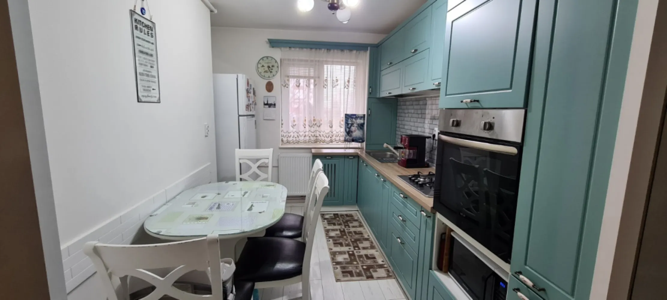Apartament 3 camere Manastur Cluj Napoca - Persoană fizică ofer spre vânzare apartament cu 3 camere, situat în cartierul Mănăștur, pe Strada Grigore Alexandrescu, la etajul 4 din 4 al unui imobil reabilitat termic.Detalii proprietate:• Suprafață utilă: 75 mp (63 mp apartamentul, 12 mp garajul).• Compartimentare decomandată: bucătărie separată, living luminos, 2 dormitoare, baie cu geam, balcon spațios, 2 holuri, boxa subsol.• Apartament complet renovat: instalații electrice și sanitare noi• Centrală termică nouă cu termostat wireless (control inclusiv de pe telefon)• Tâmplărie PVC nouăSe vinde complet mobilat și utilat, cu mobilier realizat integral la comandă din MDF riflat.Dotări:• Bucătărie complet echipată cu electrocasnice noi: plită pe gaz și cuptor electric Whirlpool, mașină de spălat vase Whirlpool (13 seturi), hotă Whirlpool• Frigider și mașină de spălat haine Hotpoint Ariston• Uscător de haine Arctic• Aer condiționat Mitsubishi Electric cu conectare WiFiImobilul a fost reabilitat termic în anul 2023 (izolație 20 cm), inclusiv hidroizolația terasei.Localizare excelentă: acces rapid către VIVO! Cluj-Napoca și centrul orașului Cluj-Napoca, în proximitatea mai multor școli, creșe, grădinițe, parcuri, magazine și stații de autobuz si tramvai.Se acceptă credit bancar.Preț: 189.000 euro, negociabil (garaj la parterul blocului - 10.000 euro, inclus in CF).Pentru mai multe detalii sau pentru programarea unei vizionări, vă rog să mă contactați telefonic în privat.