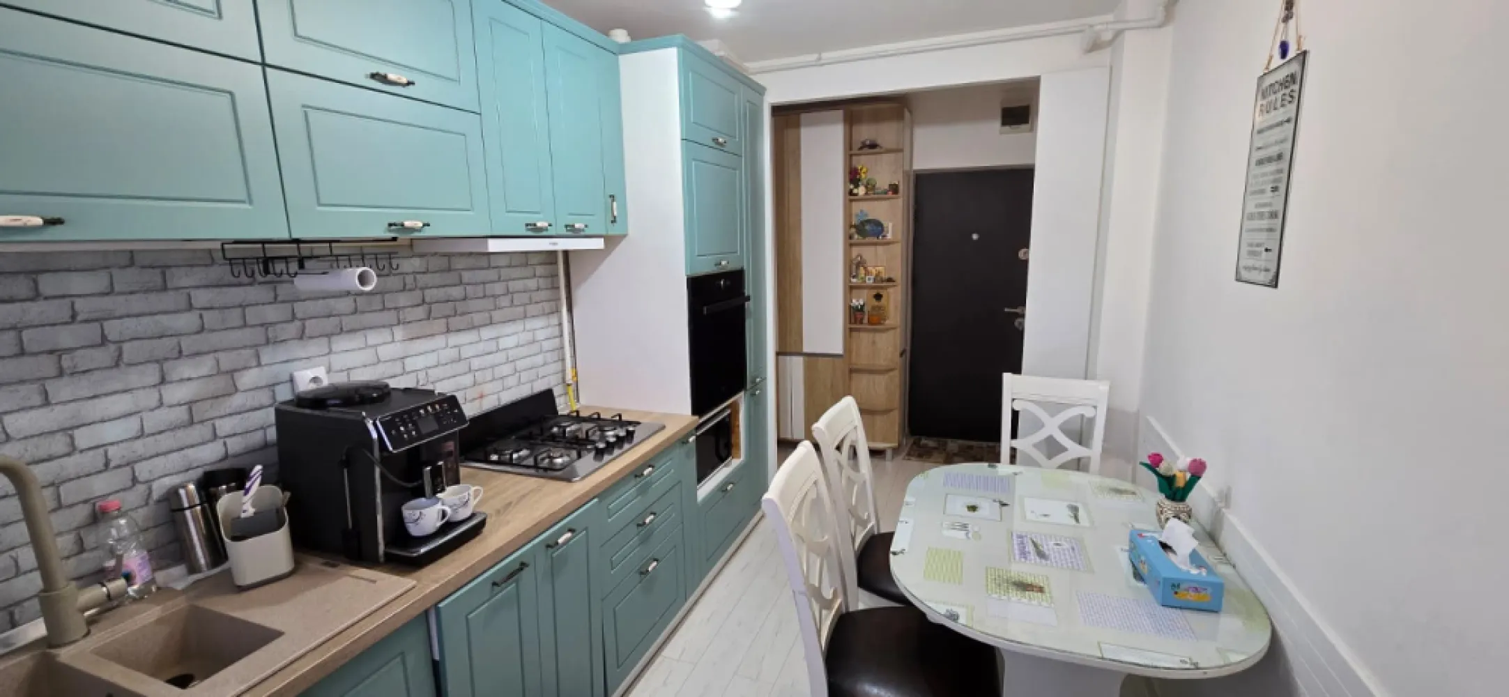 Apartament 3 camere Manastur Cluj Napoca - Persoană fizică ofer spre vânzare apartament cu 3 camere, situat în cartierul Mănăștur, pe Strada Grigore Alexandrescu, la etajul 4 din 4 al unui imobil reabilitat termic.Detalii proprietate:• Suprafață utilă: 75 mp (63 mp apartamentul, 12 mp garajul).• Compartimentare decomandată: bucătărie separată, living luminos, 2 dormitoare, baie cu geam, balcon spațios, 2 holuri, boxa subsol.• Apartament complet renovat: instalații electrice și sanitare noi• Centrală termică nouă cu termostat wireless (control inclusiv de pe telefon)• Tâmplărie PVC nouăSe vinde complet mobilat și utilat, cu mobilier realizat integral la comandă din MDF riflat.Dotări:• Bucătărie complet echipată cu electrocasnice noi: plită pe gaz și cuptor electric Whirlpool, mașină de spălat vase Whirlpool (13 seturi), hotă Whirlpool• Frigider și mașină de spălat haine Hotpoint Ariston• Uscător de haine Arctic• Aer condiționat Mitsubishi Electric cu conectare WiFiImobilul a fost reabilitat termic în anul 2023 (izolație 20 cm), inclusiv hidroizolația terasei.Localizare excelentă: acces rapid către VIVO! Cluj-Napoca și centrul orașului Cluj-Napoca, în proximitatea mai multor școli, creșe, grădinițe, parcuri, magazine și stații de autobuz si tramvai.Se acceptă credit bancar.Preț: 189.000 euro, negociabil (garaj la parterul blocului - 10.000 euro, inclus in CF).Pentru mai multe detalii sau pentru programarea unei vizionări, vă rog să mă contactați telefonic în privat.