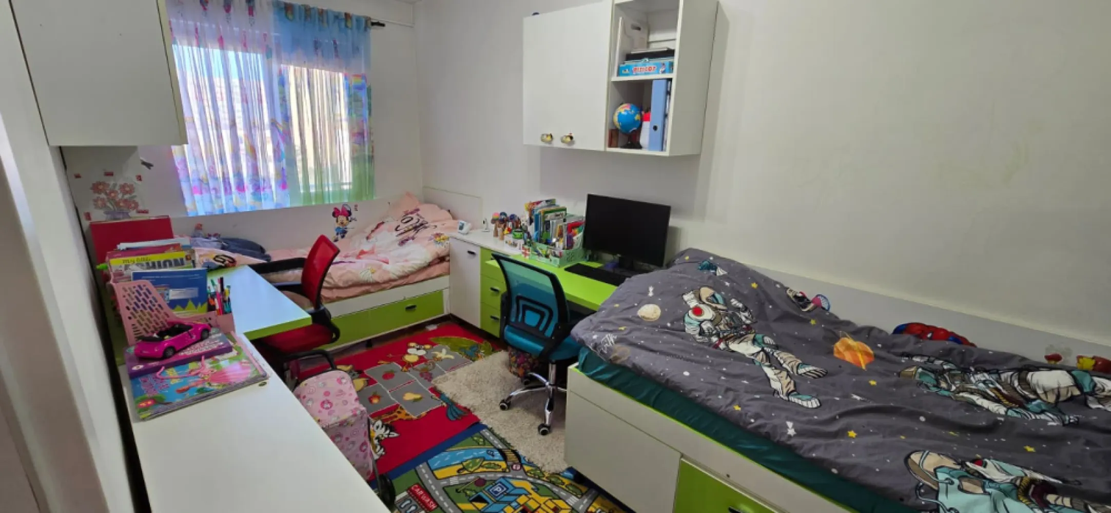 Apartament 3 camere Manastur Cluj Napoca - Persoană fizică ofer spre vânzare apartament cu 3 camere, situat în cartierul Mănăștur, pe Strada Grigore Alexandrescu, la etajul 4 din 4 al unui imobil reabilitat termic.Detalii proprietate:• Suprafață utilă: 75 mp (63 mp apartamentul, 12 mp garajul).• Compartimentare decomandată: bucătărie separată, living luminos, 2 dormitoare, baie cu geam, balcon spațios, 2 holuri, boxa subsol.• Apartament complet renovat: instalații electrice și sanitare noi• Centrală termică nouă cu termostat wireless (control inclusiv de pe telefon)• Tâmplărie PVC nouăSe vinde complet mobilat și utilat, cu mobilier realizat integral la comandă din MDF riflat.Dotări:• Bucătărie complet echipată cu electrocasnice noi: plită pe gaz și cuptor electric Whirlpool, mașină de spălat vase Whirlpool (13 seturi), hotă Whirlpool• Frigider și mașină de spălat haine Hotpoint Ariston• Uscător de haine Arctic• Aer condiționat Mitsubishi Electric cu conectare WiFiImobilul a fost reabilitat termic în anul 2023 (izolație 20 cm), inclusiv hidroizolația terasei.Localizare excelentă: acces rapid către VIVO! Cluj-Napoca și centrul orașului Cluj-Napoca, în proximitatea mai multor școli, creșe, grădinițe, parcuri, magazine și stații de autobuz si tramvai.Se acceptă credit bancar.Preț: 189.000 euro, negociabil (garaj la parterul blocului - 10.000 euro, inclus in CF).Pentru mai multe detalii sau pentru programarea unei vizionări, vă rog să mă contactați telefonic în privat.
