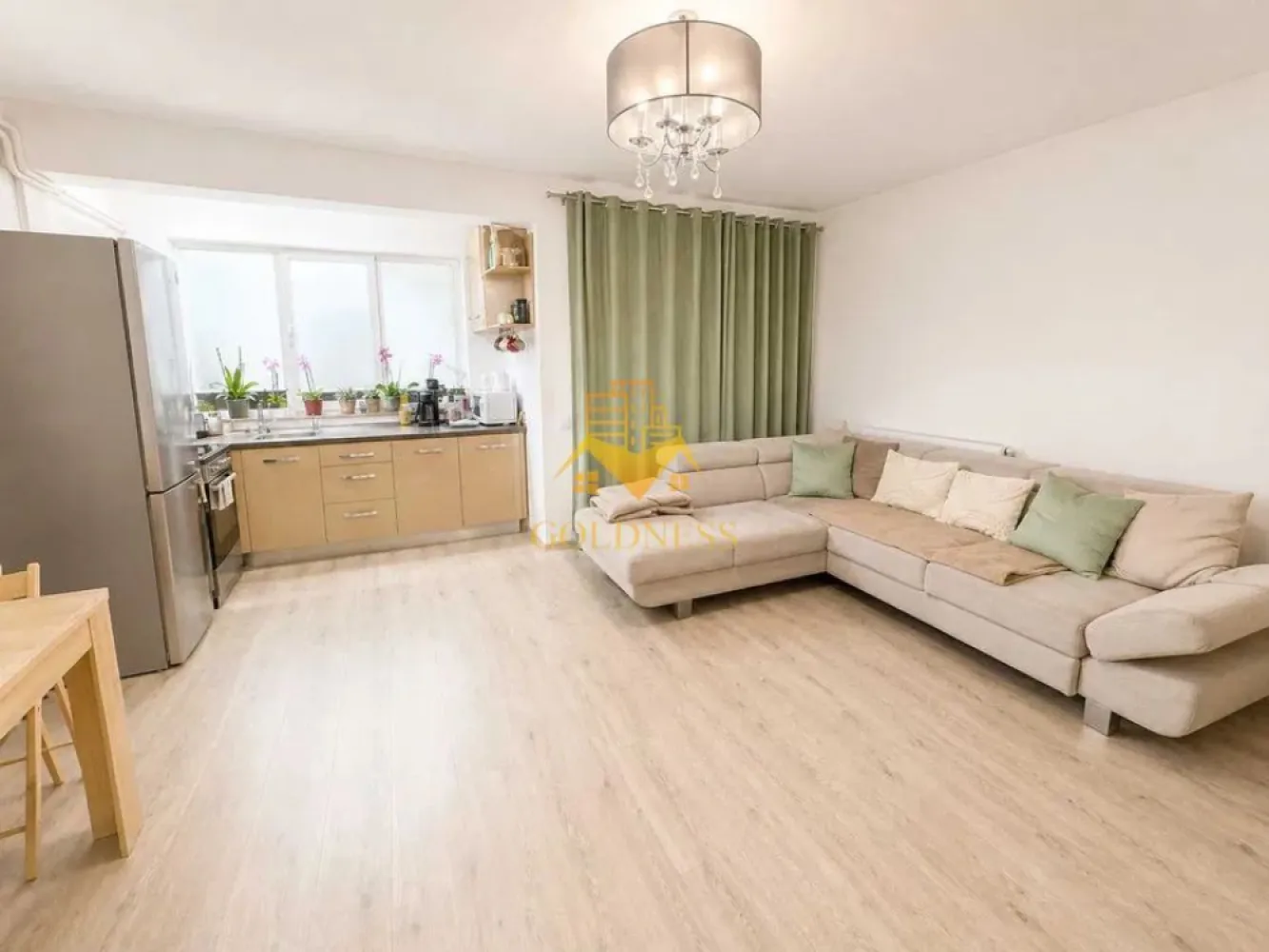 2 Camere Open Space, Intre Lacuri, Parcare, Iulius Mall, FSEGA,Dunarii - GOLDNESS Imobiliare vă propune spre închiriere un apartament cu 2 camere complet mobilat și utilat, la etajul 4 intr-un complex de 5 etaje, în Cartierul Intre lacuri! Parcare exterioara la liber Se află în apropierea stațiilor de transport în comun, magazine, restaurante, spații verzi, farmacii, etc. Apartamentul este compartimentat astfel: - dormitor cu pat matrimonial, dressing, noptiere - living cu bucatarie open space complet utilată și mobilată, canapea extensibilă, loc de servit masa - baie cu cabina de dus, calorifer port prosop și dulap pentru depozitare. - balcon 3 mp. Imobilul este dotat cu toate cele necesare- centrală proprie, frigider, aragaz, hotă, mașină de spălat haine, etc. Dacă sunteți interesați de acest apartament și doriți să îl vizionați, dar și pentru alte oferte nu ezitați să ne contactați telefonic sau prin e-mail. Vă stăm la dispoziție! Pentru intermediere se percepe un comision de 50% din prețul chiriei! }}