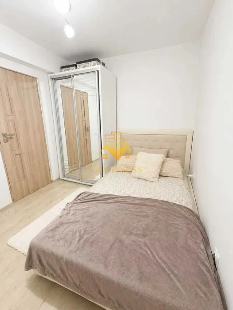 2 Camere Open Space, Intre Lacuri, Parcare, Iulius Mall, FSEGA,Dunarii - GOLDNESS Imobiliare vă propune spre închiriere un apartament cu 2 camere complet mobilat și utilat, la etajul 4 intr-un complex de 5 etaje, în Cartierul Intre lacuri! Parcare exterioara la liber Se află în apropierea stațiilor de transport în comun, magazine, restaurante, spații verzi, farmacii, etc. Apartamentul este compartimentat astfel: - dormitor cu pat matrimonial, dressing, noptiere - living cu bucatarie open space complet utilată și mobilată, canapea extensibilă, loc de servit masa - baie cu cabina de dus, calorifer port prosop și dulap pentru depozitare. - balcon 3 mp. Imobilul este dotat cu toate cele necesare- centrală proprie, frigider, aragaz, hotă, mașină de spălat haine, etc. Dacă sunteți interesați de acest apartament și doriți să îl vizionați, dar și pentru alte oferte nu ezitați să ne contactați telefonic sau prin e-mail. Vă stăm la dispoziție! Pentru intermediere se percepe un comision de 50% din prețul chiriei! }}