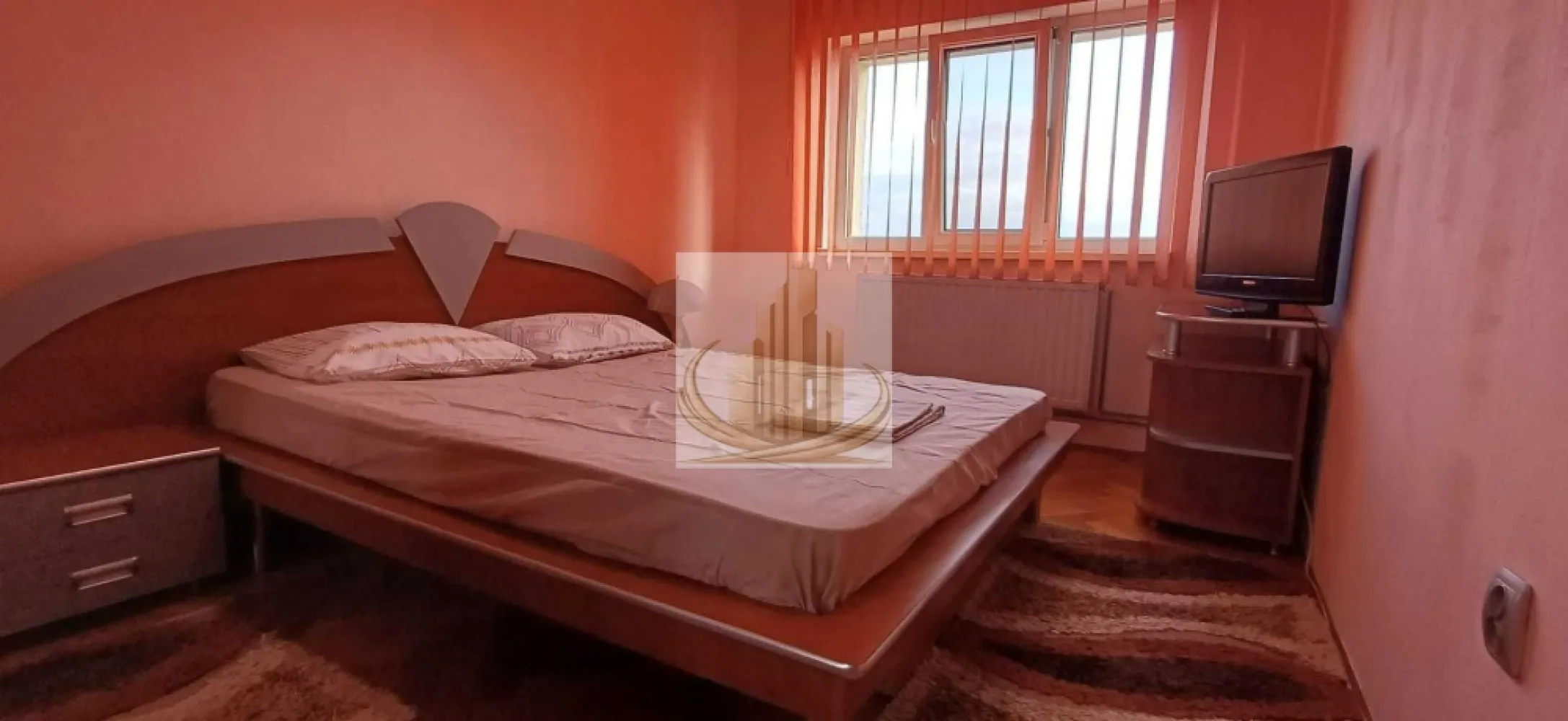 🏡Ap 3 camere, 80 mp - 🏡 Apartament 3 camere, 80 mp – Calea Girocului (zona Lidia) | Grand Mobilis

Grand Mobilis vă propune spre închiriere un apartament modern cu 3 camere, situat pe Calea Girocului (Str. Lidia), într-o zonă liniștită și excelent conectată.

🛏️ Detalii proprietate:

* Suprafață: 80 mp
* Etaj: 2
* Compartimentare semidecomandată
* Living spațios + 2 dormitoare
* Bucătărie complet echipată
* Complet mobilat și utilat
* Recent renovat

🔥 Confort termic:

* Centrală proprie pe gaz (Viessmann)
* Bloc izolat termic (costuri reduse)

📍 Localizare excelentă:

* Lângă Spitalul Județean
* Stație autobuz (liniile 15/19) chiar la scară
* Magazine: Penny (vis-a-vis), Lidl & Kaufland la 5 minute
* Școli și licee în apropiere (Gen. 25, 30, Iris, Azur)
* Parc și zonă verde la 1 minut

✨ Ideal pentru familie sau cuplu care își dorește confort și acces rapid către oraș.

⏳ Disponibil imediat
🚫 Nu se acceptă animale de companie