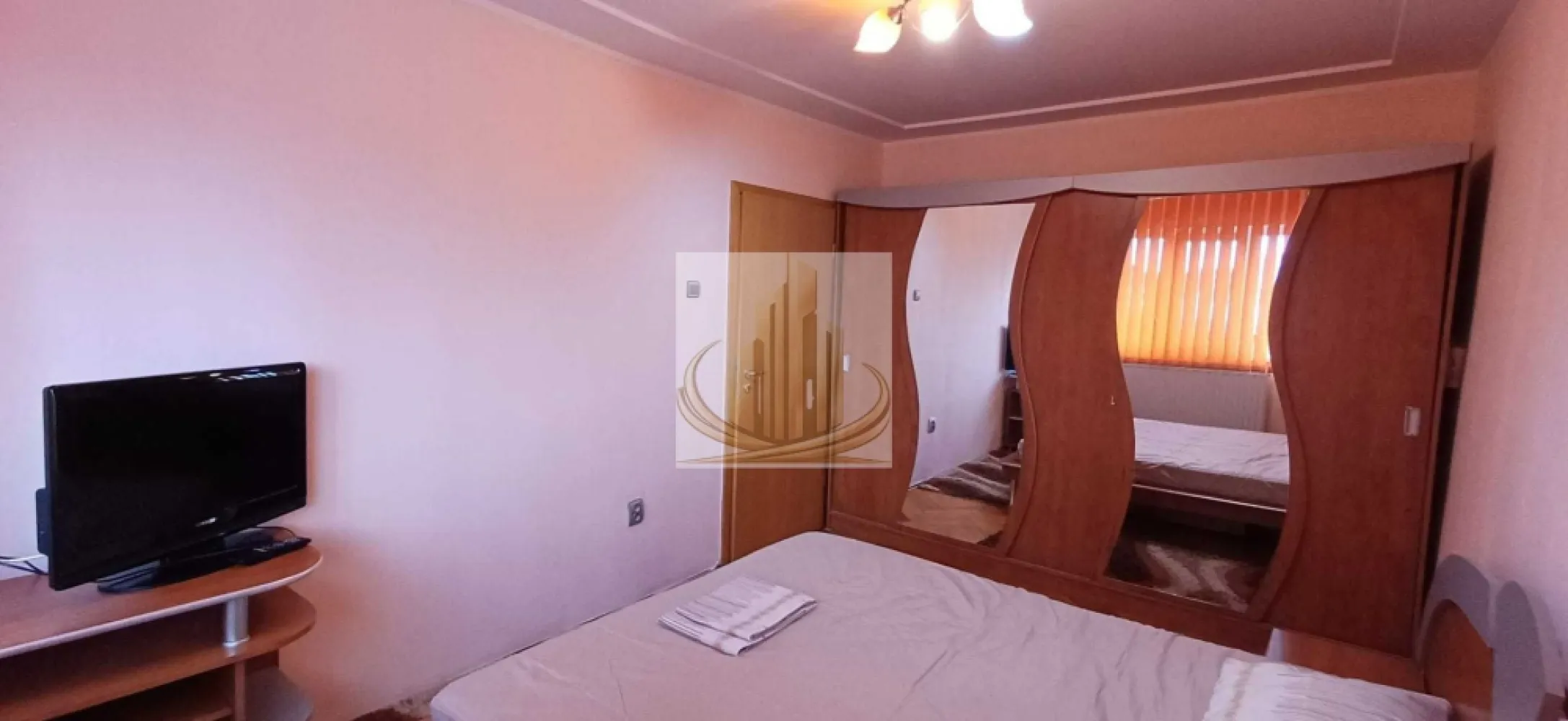 🏡Ap 3 camere, 80 mp - 🏡 Apartament 3 camere, 80 mp – Calea Girocului (zona Lidia) | Grand Mobilis

Grand Mobilis vă propune spre închiriere un apartament modern cu 3 camere, situat pe Calea Girocului (Str. Lidia), într-o zonă liniștită și excelent conectată.

🛏️ Detalii proprietate:

* Suprafață: 80 mp
* Etaj: 2
* Compartimentare semidecomandată
* Living spațios + 2 dormitoare
* Bucătărie complet echipată
* Complet mobilat și utilat
* Recent renovat

🔥 Confort termic:

* Centrală proprie pe gaz (Viessmann)
* Bloc izolat termic (costuri reduse)

📍 Localizare excelentă:

* Lângă Spitalul Județean
* Stație autobuz (liniile 15/19) chiar la scară
* Magazine: Penny (vis-a-vis), Lidl & Kaufland la 5 minute
* Școli și licee în apropiere (Gen. 25, 30, Iris, Azur)
* Parc și zonă verde la 1 minut

✨ Ideal pentru familie sau cuplu care își dorește confort și acces rapid către oraș.

⏳ Disponibil imediat
🚫 Nu se acceptă animale de companie