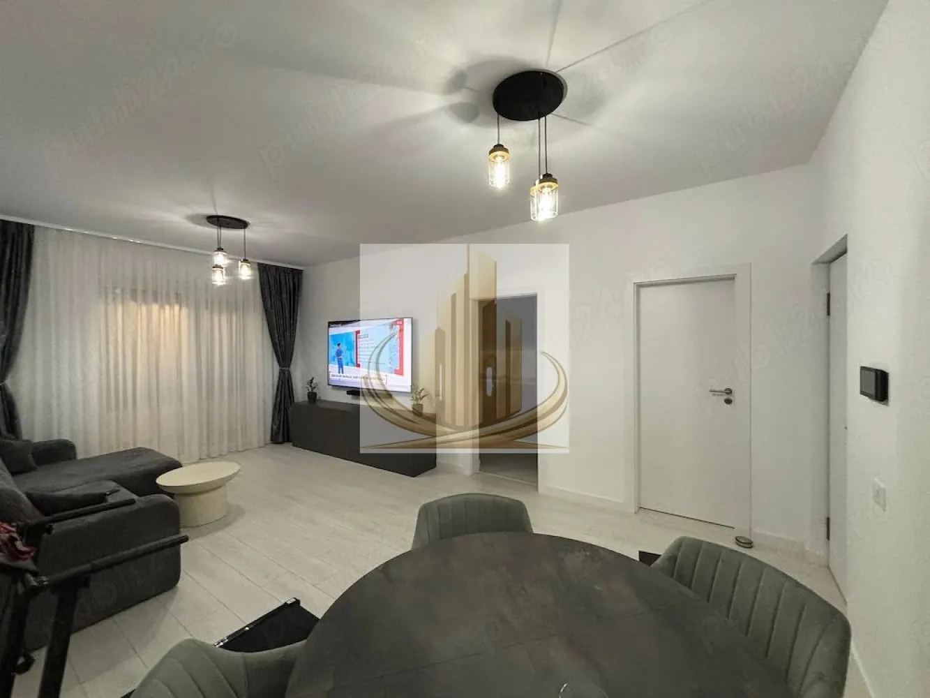 🏡Ap 3 camere Giroc, 74mp +parcare - Grand Mobilis Imobiliare vă propune spre vânzare un apartament modern cu 3 camere, situat în Giroc, ideal atât pentru locuință proprie, cât și pentru investiție. 📐 Suprafață utilă: 74 mp 🛏️ Compartimentare: * 2 dormitoare spațioase * living luminos * bucătărie separată * 2 băi * spațiu de depozitare 🌿 Balcon generos de 9 mp, perfect pentru relaxare 🏢 Apartamentul se vinde parțial mobilat, oferindu-vă libertatea de a-l amenaja după propriul gust. 🚗 În preț este inclus un loc de parcare. 📍 Zonă liniștită, în plină dezvoltare, cu acces facil către oraș. 💰 Preț ușor negociabil 📞 Pentru mai multe detalii și programarea unei vizionări, nu ezitați să ne contactați! ID intern CP3054602 }}
