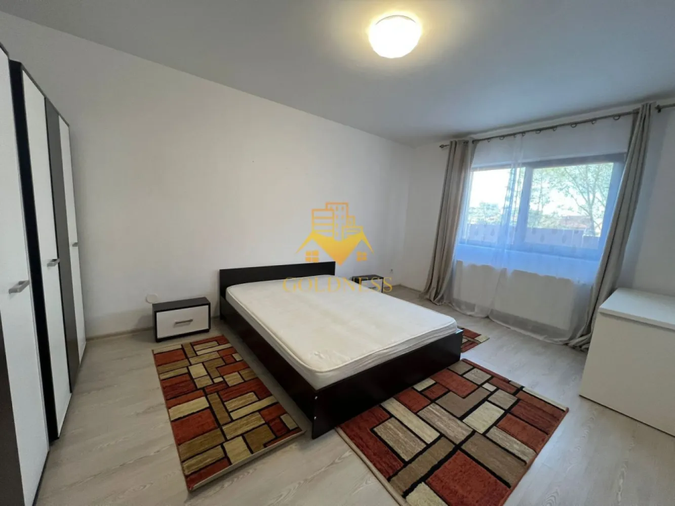 3 camere open-space, Parcare, Cartier Manastur, Zona Campului - GOLDNESS Imobiliare vă propune spre închiriere un apartament cu 3 camere open-space,complet mobilat și utilat, la etajul parter într-un imobil de 2 etaje, în cartierul Manastur, str. Aleea Porumbelelor. Dispune de loc de parcare exterioara in curte privata! Apartamentul este compartimentat astfel: - 2 dormitoare IDENTICE cu paturi matrimoniale, dressing, noptiere - living cu bucatarie open-space complet utilată, canapea extensibilă, loc de servit masa - baie cu cabina de dus, calorifer port prosop inox și dulap pentru depozitare. - terasa de 7 mp Imobilul este dotat cu toate cele necesare- centrală proprie, mașină de spălat haine, frigider, aragaz, cuptor electric, hotă, etc. Se află în apropierea stațiilor de transport în comun, magazine, restaurante, spații verzi, farmacii, etc. Dacă sunteți interesați de acest apartament și doriți să îl vizionați, dar și pentru alte oferte sau detalii nu ezitați să ne contactați telefonic sau prin e-mail. Vă stăm la dispoziție! Pentru intermediere se percepe un comision de 50% din prețul chiriei! }}