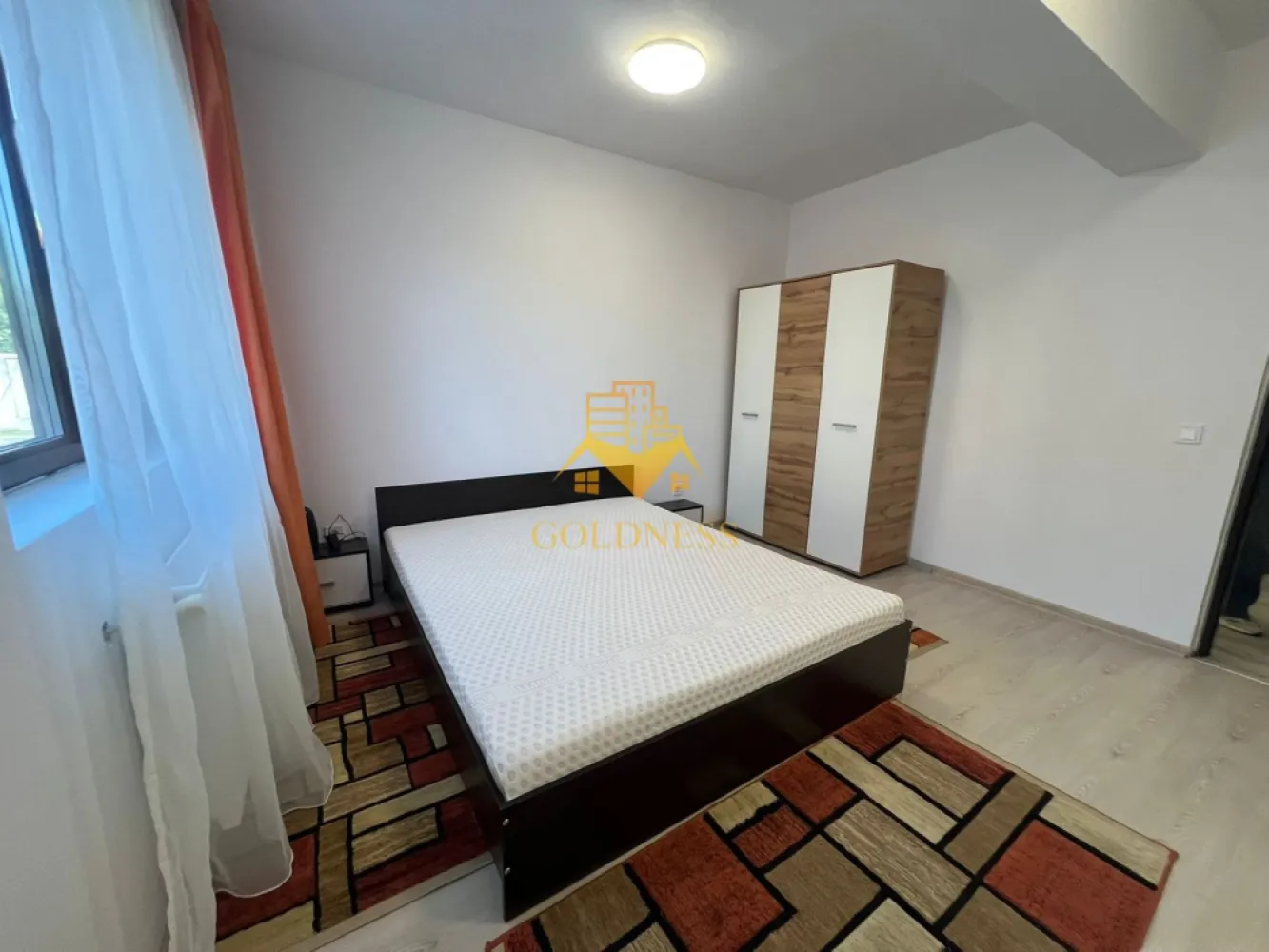 3 camere open-space, Parcare, Cartier Manastur, Zona Campului - GOLDNESS Imobiliare vă propune spre închiriere un apartament cu 3 camere open-space,complet mobilat și utilat, la etajul parter într-un imobil de 2 etaje, în cartierul Manastur, str. Aleea Porumbelelor. Dispune de loc de parcare exterioara in curte privata! Apartamentul este compartimentat astfel: - 2 dormitoare IDENTICE cu paturi matrimoniale, dressing, noptiere - living cu bucatarie open-space complet utilată, canapea extensibilă, loc de servit masa - baie cu cabina de dus, calorifer port prosop inox și dulap pentru depozitare. - terasa de 7 mp Imobilul este dotat cu toate cele necesare- centrală proprie, mașină de spălat haine, frigider, aragaz, cuptor electric, hotă, etc. Se află în apropierea stațiilor de transport în comun, magazine, restaurante, spații verzi, farmacii, etc. Dacă sunteți interesați de acest apartament și doriți să îl vizionați, dar și pentru alte oferte sau detalii nu ezitați să ne contactați telefonic sau prin e-mail. Vă stăm la dispoziție! Pentru intermediere se percepe un comision de 50% din prețul chiriei! }}