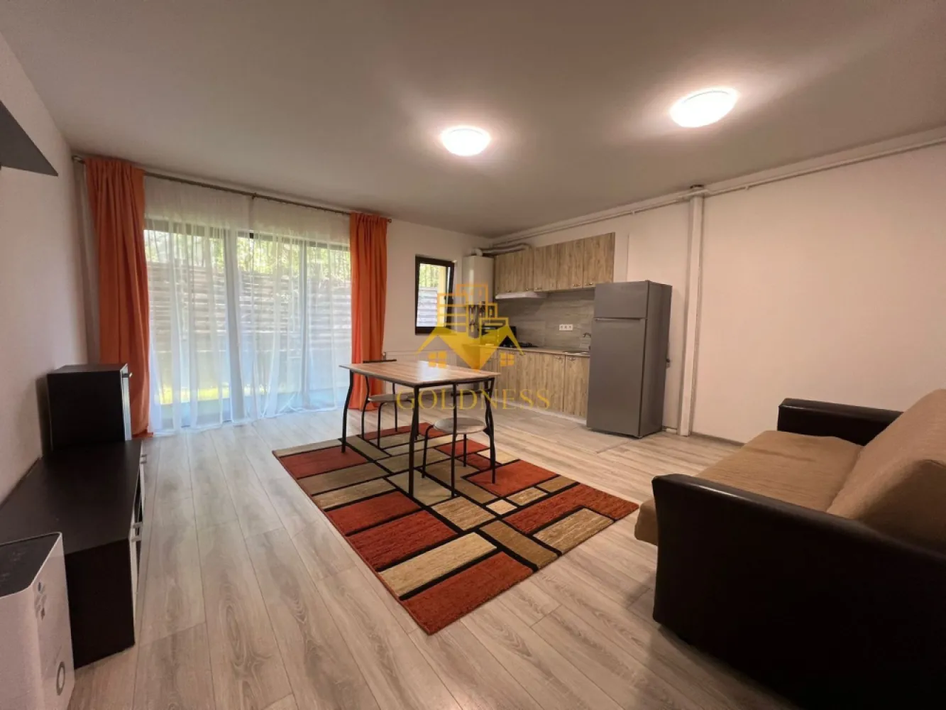 3 camere open-space, Parcare, Cartier Manastur, Zona Campului - GOLDNESS Imobiliare vă propune spre închiriere un apartament cu 3 camere open-space,complet mobilat și utilat, la etajul parter într-un imobil de 2 etaje, în cartierul Manastur, str. Aleea Porumbelelor. Dispune de loc de parcare exterioara in curte privata! Apartamentul este compartimentat astfel: - 2 dormitoare IDENTICE cu paturi matrimoniale, dressing, noptiere - living cu bucatarie open-space complet utilată, canapea extensibilă, loc de servit masa - baie cu cabina de dus, calorifer port prosop inox și dulap pentru depozitare. - terasa de 7 mp Imobilul este dotat cu toate cele necesare- centrală proprie, mașină de spălat haine, frigider, aragaz, cuptor electric, hotă, etc. Se află în apropierea stațiilor de transport în comun, magazine, restaurante, spații verzi, farmacii, etc. Dacă sunteți interesați de acest apartament și doriți să îl vizionați, dar și pentru alte oferte sau detalii nu ezitați să ne contactați telefonic sau prin e-mail. Vă stăm la dispoziție! Pentru intermediere se percepe un comision de 50% din prețul chiriei! }}