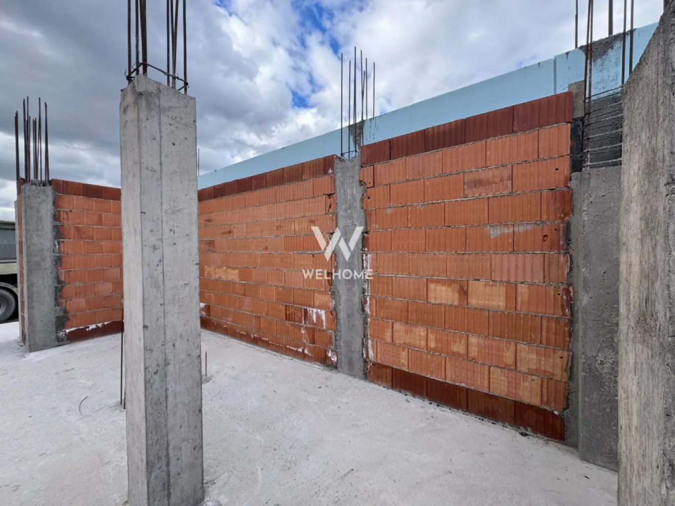 Casă individuală pe un singur nivel – 4 camere – Șura Mică - Descoperă o locuință modernă, construită la standarde înalte, unde calitatea premium a construcției și confortul se îmbină perfect cu liniștea unei zone aerisite.

🔹 169 mp utili | teren 593 mp
🔹 Living generos, 3 dormitoare, 3 băi, terasă acoperită
🔹 Garaj + curte privată cu 2 locuri de parcare

Beneficiezi de finisaje moderne și dotări de top: încălzire în pardoseală, centrală Bosch, tâmplărie Rehau, plus exterior complet amenajat (porți automate, videointerfon, pavaj, iluminat).

✔ Toate utilitățile + stradă privată
✔ Posibilitate predare la cheie sau pompă de căldură

Proiect dezvoltat de un constructor cu peste 25 de ani experiență și 300+ locuințe realizate.

 Predare: decembrie 2026
 Detalii: 0743030351 - Laura
