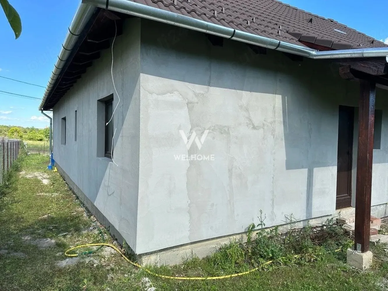 Casă spațioasă de vânzare în Daia Nouă – teren 810 mp - Vă propunem spre vânzare o casă individuală situată în Daia Nouă, județul Sibiu, amplasată într-o zonă liniștită, aerisită, cu vecinătăți formate exclusiv din case. Proprietatea este construită pe un teren generos de 810 mp și are o suprafață utilă de 153 mp, fiind compartimentată modern și eficient: * living open space cu bucătărie și zonă de dining * 3 dormitoare * 3 băi * cameră tehnică * pivniță de 21 mp În plus, casa dispune de o terasă neacoperită de 35 mp, ideală pentru relaxare. Construcția este realizată din cărămidă Porotherm, cu acoperiș Bramac și tâmplărie Salamander tripan (6 camere), oferind durabilitate și eficiență energetică. Imobilul se predă la stadiul de gri, atât la interior, cât și la exterior, oferindu-vă libertatea de a-l amenaja după propriul gust. Pe teren se regăsesc un foișor și o fântână, iar utilitățile sunt parțial disponibile: curent electric tras în casă si apă și canalizare in fata proprietății. O alegere excelentă pentru cei care își doresc liniște, spațiu și intimitate, la doar câteva minute de Sibiu. Pret: 165 000 euro negociabil Telefon: 0756 094 405 }}