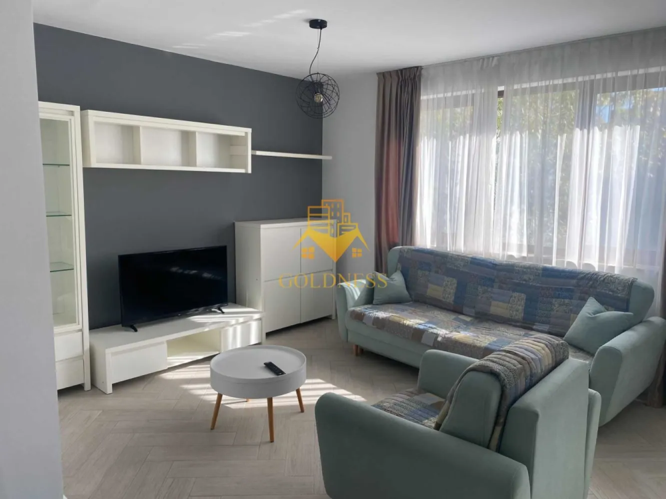 3 camere, Europa, Parcare, Eugen Ionesco, Calea Turzii, Leroy Merlin - GOLDNESS Imobiliare vă propune spre închiriere un apartament cu 3 camere complet mobilat și utilat, la etajul 1 într-un imobil de 2 etaje, în Cartierul Europa.
Dispune de loc de parcare subteran.
Se află în apropierea stațiilor de transport în comun, magazine, restaurante, spații verzi, farmacii, etc. 

Apartamentul este compartimentat astfel:
 - 2 dormitoare cu pat matrimonial, dressing, noptiere
 - living cu canapea extensibilă 
 - bucătărie complet utilată și mobilată, loc de servit masa 
 - 2 bai cu cabina de dus și cada, calorifer port prosop și dulap pentru depozitare.
 -balcon 5mp.

Imobilul este dotat cu toate cele necesare- centrală proprie, frigider, aragaz, hotă, mașină de spălat haine, etc. 

Dacă sunteți interesați de acest apartament și doriți să îl vizionați, dar și pentru alte oferte nu ezitați să ne contactați telefonic sau prin e-mail. Vă stăm la dispoziție!
Pentru intermediere se percepe un comision de 50% din prețul chiriei!