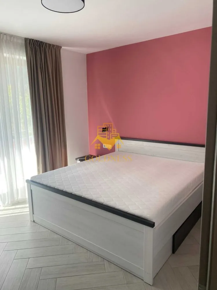 3 camere, Europa, Parcare, Eugen Ionesco, Calea Turzii, Leroy Merlin - GOLDNESS Imobiliare vă propune spre închiriere un apartament cu 3 camere complet mobilat și utilat, la etajul 1 într-un imobil de 2 etaje, în Cartierul Europa.
Dispune de loc de parcare subteran.
Se află în apropierea stațiilor de transport în comun, magazine, restaurante, spații verzi, farmacii, etc. 

Apartamentul este compartimentat astfel:
 - 2 dormitoare cu pat matrimonial, dressing, noptiere
 - living cu canapea extensibilă 
 - bucătărie complet utilată și mobilată, loc de servit masa 
 - 2 bai cu cabina de dus și cada, calorifer port prosop și dulap pentru depozitare.
 -balcon 5mp.

Imobilul este dotat cu toate cele necesare- centrală proprie, frigider, aragaz, hotă, mașină de spălat haine, etc. 

Dacă sunteți interesați de acest apartament și doriți să îl vizionați, dar și pentru alte oferte nu ezitați să ne contactați telefonic sau prin e-mail. Vă stăm la dispoziție!
Pentru intermediere se percepe un comision de 50% din prețul chiriei!