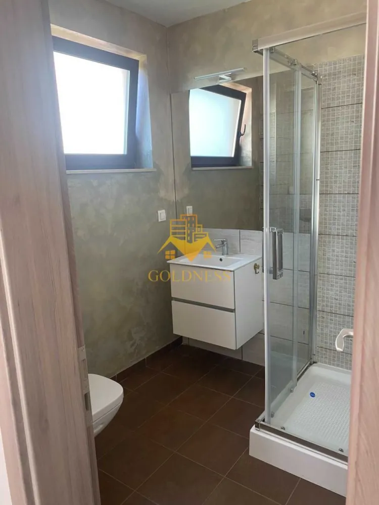 3 camere, Europa, Parcare, Eugen Ionesco, Calea Turzii, Leroy Merlin - GOLDNESS Imobiliare vă propune spre închiriere un apartament cu 3 camere complet mobilat și utilat, la etajul 1 într-un imobil de 2 etaje, în Cartierul Europa.
Dispune de loc de parcare subteran.
Se află în apropierea stațiilor de transport în comun, magazine, restaurante, spații verzi, farmacii, etc. 

Apartamentul este compartimentat astfel:
 - 2 dormitoare cu pat matrimonial, dressing, noptiere
 - living cu canapea extensibilă 
 - bucătărie complet utilată și mobilată, loc de servit masa 
 - 2 bai cu cabina de dus și cada, calorifer port prosop și dulap pentru depozitare.
 -balcon 5mp.

Imobilul este dotat cu toate cele necesare- centrală proprie, frigider, aragaz, hotă, mașină de spălat haine, etc. 

Dacă sunteți interesați de acest apartament și doriți să îl vizionați, dar și pentru alte oferte nu ezitați să ne contactați telefonic sau prin e-mail. Vă stăm la dispoziție!
Pentru intermediere se percepe un comision de 50% din prețul chiriei!
