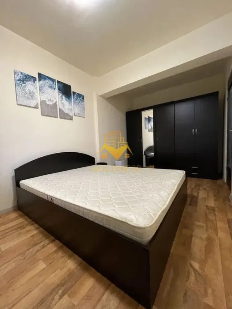 2 camere, parcare, Buna Ziua, 18 Gym, Calea Turzii, Rod, MOL - GOLDNESS Imobiliare vă propune spre închiriere un apartament cu 2 camere complet mobilat și utilat, la parter într-un imobil de 3 etaje, în Cartierul Buna Ziua.
Dispune de loc de parcare contra cost !
Se află în apropierea stațiilor de transport în comun, magazine, restaurante, spații verzi, farmacii, etc. 

Apartamentul este compartimentat astfel:
 - dormitor cu pat matrimonial, dressing, noptiere
 - dormitor cu un pat, birou
 - bucatarie complet utilată și mobilată, loc de servit masa 
 - baie cu cada, calorifer port prosop și dulap pentru depozitare.

Imobilul este dotat cu toate cele necesare- centrală proprie, frigider, aragaz, hotă, mașină de spălat haine, etc. 

Dacă sunteți interesați de acest apartament și doriți să îl vizionați, dar și pentru alte oferte nu ezitați să ne contactați telefonic sau prin e-mail. Vă stăm la dispoziție!
Pentru intermediere se percepe un comision de 50% din prețul chiriei!
