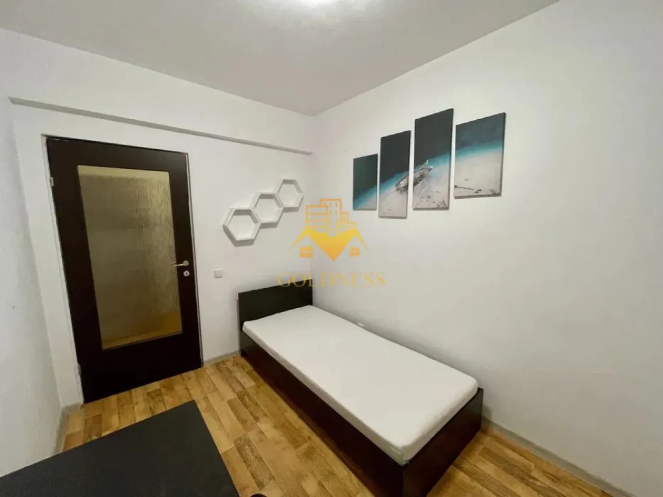 2 camere, parcare, Buna Ziua, 18 Gym, Calea Turzii, Rod, MOL - GOLDNESS Imobiliare vă propune spre închiriere un apartament cu 2 camere complet mobilat și utilat, la parter într-un imobil de 3 etaje, în Cartierul Buna Ziua.
Dispune de loc de parcare contra cost !
Se află în apropierea stațiilor de transport în comun, magazine, restaurante, spații verzi, farmacii, etc. 

Apartamentul este compartimentat astfel:
 - dormitor cu pat matrimonial, dressing, noptiere
 - dormitor cu un pat, birou
 - bucatarie complet utilată și mobilată, loc de servit masa 
 - baie cu cada, calorifer port prosop și dulap pentru depozitare.

Imobilul este dotat cu toate cele necesare- centrală proprie, frigider, aragaz, hotă, mașină de spălat haine, etc. 

Dacă sunteți interesați de acest apartament și doriți să îl vizionați, dar și pentru alte oferte nu ezitați să ne contactați telefonic sau prin e-mail. Vă stăm la dispoziție!
Pentru intermediere se percepe un comision de 50% din prețul chiriei!