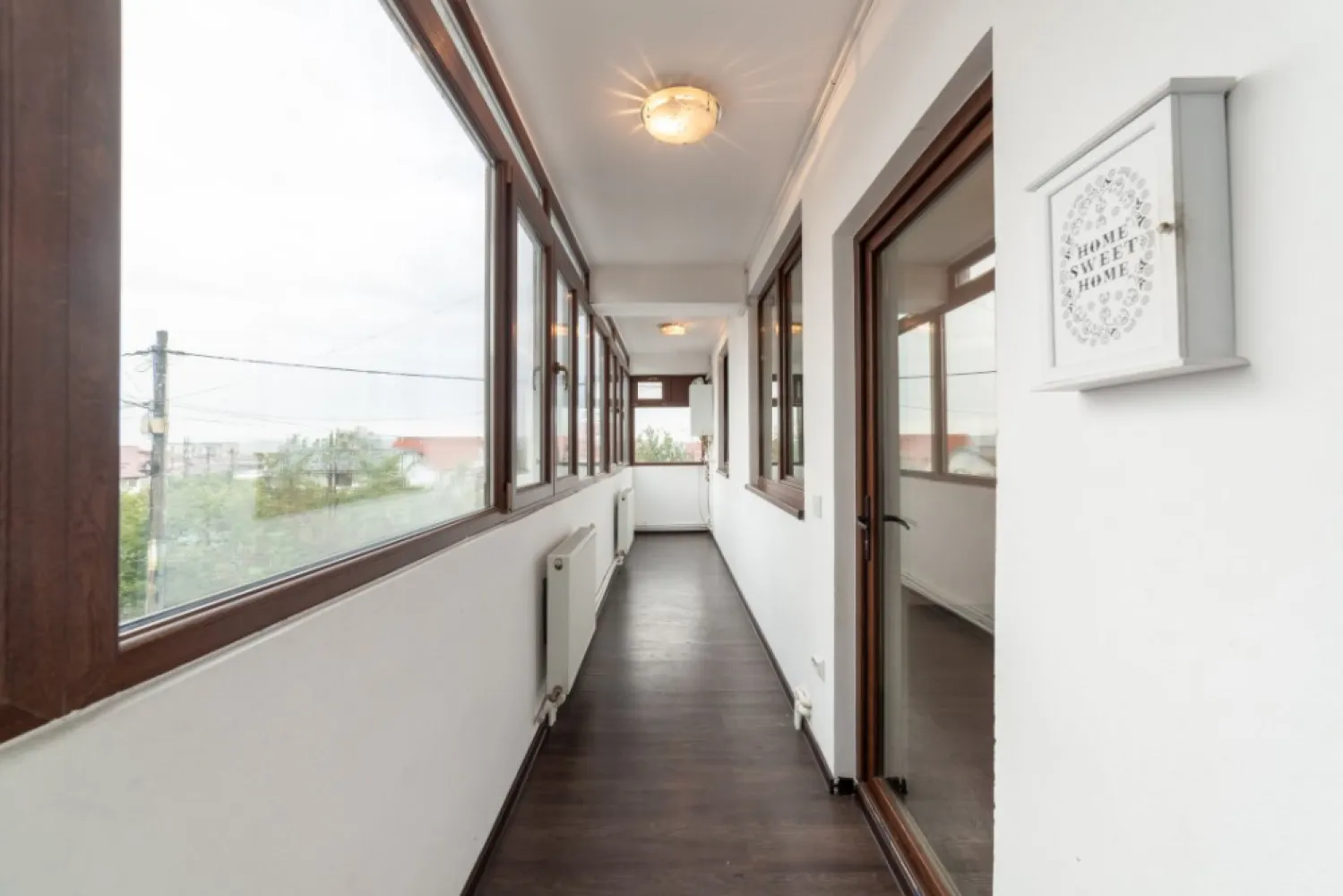 4 camere + garaj + panouri fotovoltaice | Bradu – 5 minute de Pitești - Situat la etajul 1 într-un imobil construit în 2016, apartamentul oferă 86 mp utili, 3 dormitoare și 2 băi, fiind ideal pentru o familie care vrea spațiu și liniște, fără să se îndepărteze de oraș.Unul dintre dormitoare are baie proprie, iar bucătăria închisă oferă spațiu generos pentru gătit și momente petrecute în familie.Un avantaj rar pentru apartamente:✔ garaj propriu✔ panouri fotovoltaice – costuri reduse la energieBalconul spațios devine locul perfect pentru cafeaua de dimineață sau pentru un moment de liniște la final de zi.* Locație: Bradu – strada Liliacului* 5 minute de PiteștiUn apartament potrivit pentru cei care caută spațiu, eficiență și liniște, fără să renunțe la accesul rapid către oraș.