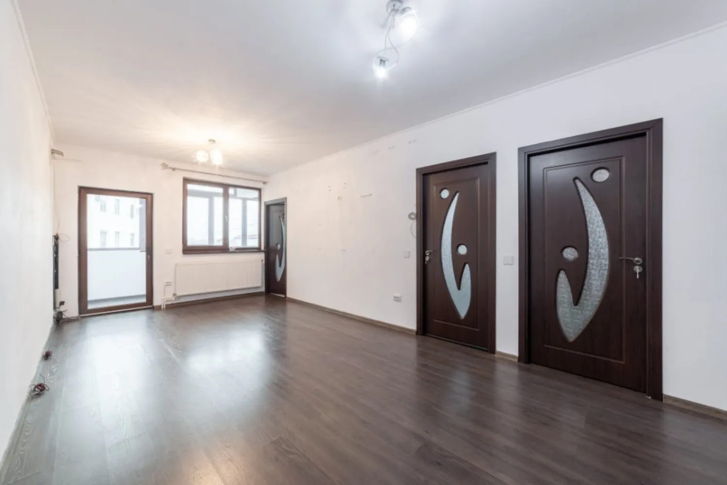 4 camere + garaj + panouri fotovoltaice | Bradu – 5 minute de Pitești - Situat la etajul 1 într-un imobil construit în 2016, apartamentul oferă 86 mp utili, 3 dormitoare și 2 băi, fiind ideal pentru o familie care vrea spațiu și liniște, fără să se îndepărteze de oraș.Unul dintre dormitoare are baie proprie, iar bucătăria închisă oferă spațiu generos pentru gătit și momente petrecute în familie.Un avantaj rar pentru apartamente:✔ garaj propriu✔ panouri fotovoltaice – costuri reduse la energieBalconul spațios devine locul perfect pentru cafeaua de dimineață sau pentru un moment de liniște la final de zi.* Locație: Bradu – strada Liliacului* 5 minute de PiteștiUn apartament potrivit pentru cei care caută spațiu, eficiență și liniște, fără să renunțe la accesul rapid către oraș.