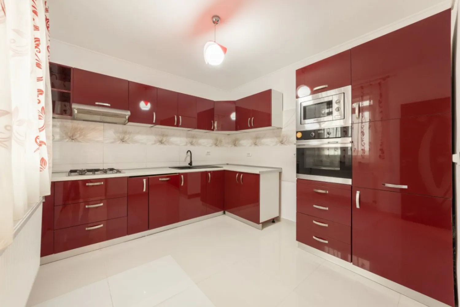 4 camere + garaj + panouri fotovoltaice | Bradu – 5 minute de Pitești - Situat la etajul 1 într-un imobil construit în 2016, apartamentul oferă 86 mp utili, 3 dormitoare și 2 băi, fiind ideal pentru o familie care vrea spațiu și liniște, fără să se îndepărteze de oraș.Unul dintre dormitoare are baie proprie, iar bucătăria închisă oferă spațiu generos pentru gătit și momente petrecute în familie.Un avantaj rar pentru apartamente:✔ garaj propriu✔ panouri fotovoltaice – costuri reduse la energieBalconul spațios devine locul perfect pentru cafeaua de dimineață sau pentru un moment de liniște la final de zi.* Locație: Bradu – strada Liliacului* 5 minute de PiteștiUn apartament potrivit pentru cei care caută spațiu, eficiență și liniște, fără să renunțe la accesul rapid către oraș.