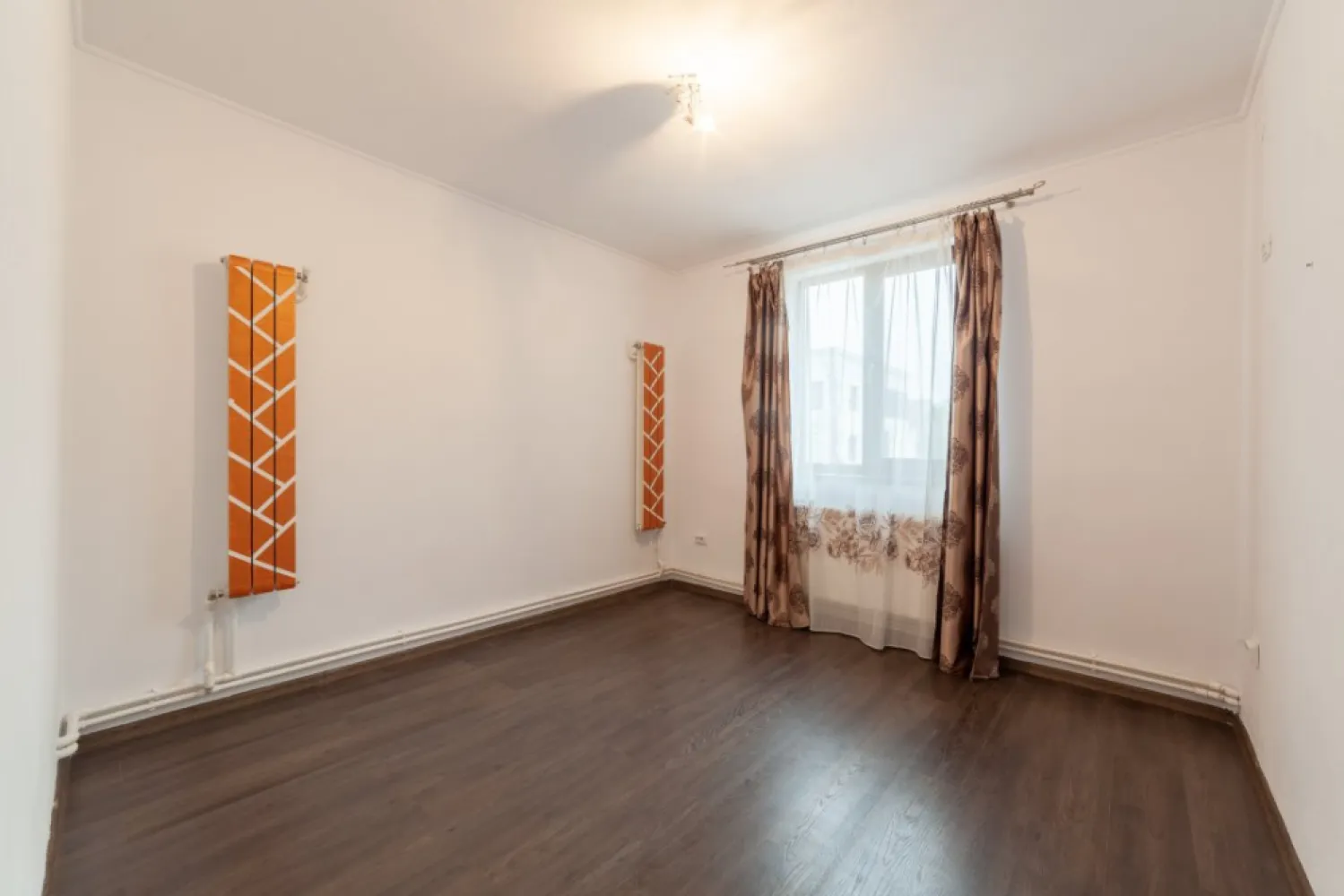 4 camere + garaj + panouri fotovoltaice | Bradu – 5 minute de Pitești - Situat la etajul 1 într-un imobil construit în 2016, apartamentul oferă 86 mp utili, 3 dormitoare și 2 băi, fiind ideal pentru o familie care vrea spațiu și liniște, fără să se îndepărteze de oraș.Unul dintre dormitoare are baie proprie, iar bucătăria închisă oferă spațiu generos pentru gătit și momente petrecute în familie.Un avantaj rar pentru apartamente:✔ garaj propriu✔ panouri fotovoltaice – costuri reduse la energieBalconul spațios devine locul perfect pentru cafeaua de dimineață sau pentru un moment de liniște la final de zi.* Locație: Bradu – strada Liliacului* 5 minute de PiteștiUn apartament potrivit pentru cei care caută spațiu, eficiență și liniște, fără să renunțe la accesul rapid către oraș.