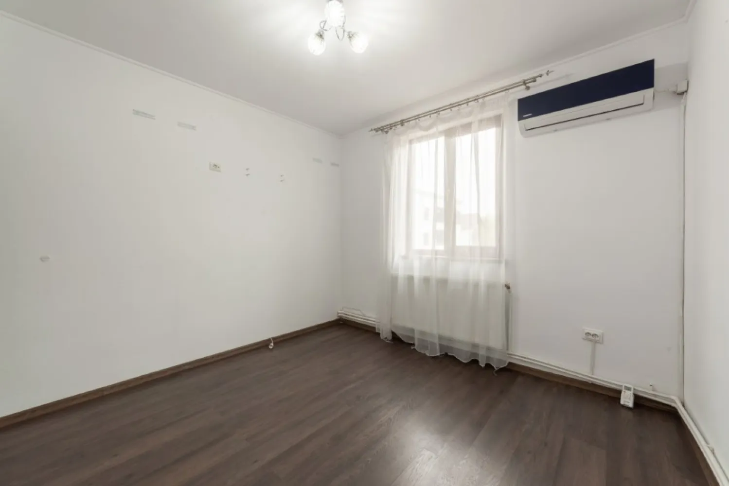 4 camere + garaj + panouri fotovoltaice | Bradu – 5 minute de Pitești - Situat la etajul 1 într-un imobil construit în 2016, apartamentul oferă 86 mp utili, 3 dormitoare și 2 băi, fiind ideal pentru o familie care vrea spațiu și liniște, fără să se îndepărteze de oraș.Unul dintre dormitoare are baie proprie, iar bucătăria închisă oferă spațiu generos pentru gătit și momente petrecute în familie.Un avantaj rar pentru apartamente:✔ garaj propriu✔ panouri fotovoltaice – costuri reduse la energieBalconul spațios devine locul perfect pentru cafeaua de dimineață sau pentru un moment de liniște la final de zi.* Locație: Bradu – strada Liliacului* 5 minute de PiteștiUn apartament potrivit pentru cei care caută spațiu, eficiență și liniște, fără să renunțe la accesul rapid către oraș.