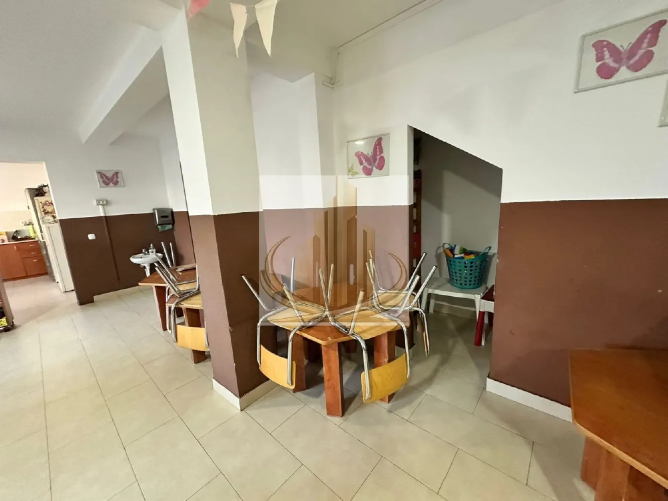 Grădiniță / After-school complet funcțional | 17 săli | Preț imbatabil - Exclusivitate | Proprietate educațională premium – Grădiniță / Școală privată | Locație de top | Investiție strategică Grand Mobilis Imobiliare vă propune, în regim de EXCLUSIVITATE , o proprietate cu adevărat rară pe piață – un spațiu educațional complet dezvoltat, conceput pentru operare imediată și scalare rapidă, poziționat într-o zonă excelentă a orașului. Această proprietate reprezintă o oportunitate strategică pentru investitori sau operatori din domeniul educațional care caută un business pregătit „la cheie”, cu infrastructură deja funcțională și capacitate generoasă. Imobilul este compus din două clădiri și oferă o suprafață de 664 mp construiți (554 mp utili), inteligent compartimentată în 17 încăperi, optimizate pentru desfășurarea activităților educaționale, cu o capacitate de aproximativ 100 de copii. Compartimentare funcțională – gândită pentru eficiență și flux operațional optim Clădire principală: 4 săli de clasă spațioase și luminoase Zonă dedicată primirii copiilor, dotată cu vestiare individuale Birou administrativ Spălătorie Mansardă amenajată cu sală de clasă de mari dimensiuni + încăpere multifuncțională (dormitor / clasă suplimentară) Beci pe toată suprafața – ideal pentru spații tehnice și depozitare Clădire anexă: Multiple săli de clasă deja configurate pentru activități educaționale Bucătărie profesională complet echipată Sală de mese dedicată Spălătorie și spații generoase de depozitare Mansardă open-space – versatilă, ușor adaptabilă Facilități premium pentru un mediu educațional complet Loc de joacă amenajat, piscină, atelier de creație 3 intrări separate + ieșire de incendiu (conformare fluxuri și siguranță) Sisteme de securitate, alarmă și detecție incendiu 4 locuri de parcare la stradă Specificații tehnice Alimentare cu curent trifazic și toate utilitățile racordate Izolație termică eficientă (polistiren 10 cm), tâmplărie PVC integrală Rulouri exterioare la stradă Acces facil – drum asfaltat + stație de transport public la aproximativ 100 m Valoare investițională Proprietatea se remarcă printr-un număr ridicat de spații educaționale deja funcționale, ceea ce permite: începerea imediată a activității extinderea rapidă a capacității optimizarea costurilor operaționale Un activ rar, ce îmbină poziționarea excelentă, infrastructura completă și potențialul ridicat de randament. Preț extrem de competitiv pentru nivelul de dotare, suprafață și poziționare. 📌 Tur virtual 360° disponibil 📌 ID intern: CP3039262 Pentru informații suplimentare și programarea unei vizionări private, vă invităm să ne contactați. }}
