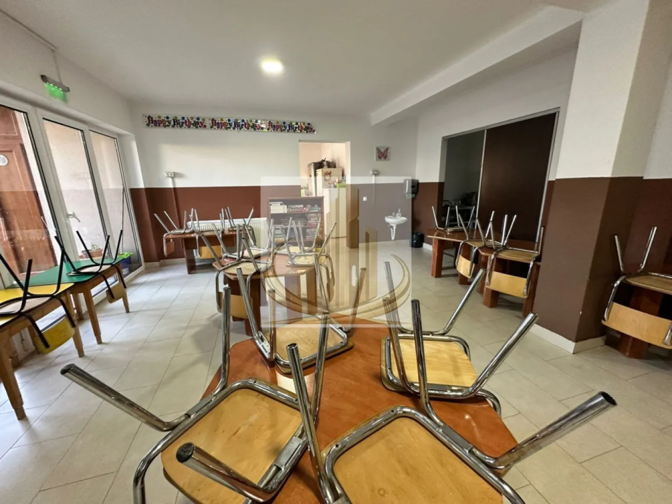 Grădiniță / After-school complet funcțional | 17 săli | Preț imbatabil - Exclusivitate | Proprietate educațională premium – Grădiniță / Școală privată | Locație de top | Investiție strategică Grand Mobilis Imobiliare vă propune, în regim de EXCLUSIVITATE , o proprietate cu adevărat rară pe piață – un spațiu educațional complet dezvoltat, conceput pentru operare imediată și scalare rapidă, poziționat într-o zonă excelentă a orașului. Această proprietate reprezintă o oportunitate strategică pentru investitori sau operatori din domeniul educațional care caută un business pregătit „la cheie”, cu infrastructură deja funcțională și capacitate generoasă. Imobilul este compus din două clădiri și oferă o suprafață de 664 mp construiți (554 mp utili), inteligent compartimentată în 17 încăperi, optimizate pentru desfășurarea activităților educaționale, cu o capacitate de aproximativ 100 de copii. Compartimentare funcțională – gândită pentru eficiență și flux operațional optim Clădire principală: 4 săli de clasă spațioase și luminoase Zonă dedicată primirii copiilor, dotată cu vestiare individuale Birou administrativ Spălătorie Mansardă amenajată cu sală de clasă de mari dimensiuni + încăpere multifuncțională (dormitor / clasă suplimentară) Beci pe toată suprafața – ideal pentru spații tehnice și depozitare Clădire anexă: Multiple săli de clasă deja configurate pentru activități educaționale Bucătărie profesională complet echipată Sală de mese dedicată Spălătorie și spații generoase de depozitare Mansardă open-space – versatilă, ușor adaptabilă Facilități premium pentru un mediu educațional complet Loc de joacă amenajat, piscină, atelier de creație 3 intrări separate + ieșire de incendiu (conformare fluxuri și siguranță) Sisteme de securitate, alarmă și detecție incendiu 4 locuri de parcare la stradă Specificații tehnice Alimentare cu curent trifazic și toate utilitățile racordate Izolație termică eficientă (polistiren 10 cm), tâmplărie PVC integrală Rulouri exterioare la stradă Acces facil – drum asfaltat + stație de transport public la aproximativ 100 m Valoare investițională Proprietatea se remarcă printr-un număr ridicat de spații educaționale deja funcționale, ceea ce permite: începerea imediată a activității extinderea rapidă a capacității optimizarea costurilor operaționale Un activ rar, ce îmbină poziționarea excelentă, infrastructura completă și potențialul ridicat de randament. Preț extrem de competitiv pentru nivelul de dotare, suprafață și poziționare. 📌 Tur virtual 360° disponibil 📌 ID intern: CP3039262 Pentru informații suplimentare și programarea unei vizionări private, vă invităm să ne contactați. }}