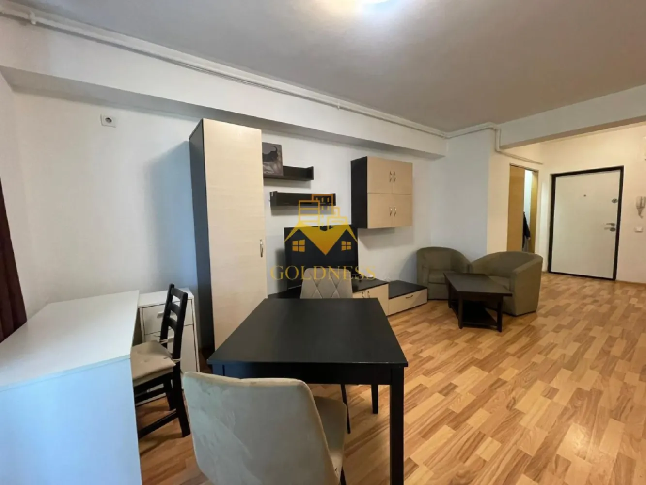 2 camere Openspace, Studium Green, Iulius Mall, Fsega, Gheorgheni - GOLDNESS Imobiliare vă propune spre închiriere un apartament cu 2 camere complet mobilat și utilat, la etajul 2 într-un imobil de 8 etaje, în Cartierul Gheorgheni.

Se află în apropierea stațiilor de transport în comun, magazine, restaurante, spații verzi, farmacii, etc.

Apartamentul este compartimentat astfel:
- dormitor cu pat matrimonial, dressing, noptiere
- living cu bucatarie open space complet utilată și mobilată, canapea extensibilă, loc de servit masa
- baie cu cada, calorifer port prosop și dulap pentru depozitare.
- terasa de 10 mp.

Imobilul este dotat cu toate cele necesare- centrală proprie, frigider, aragaz, hotă, mașină de spălat haine, etc.

Dacă sunteți interesați de acest apartament și doriți să îl vizionați, dar și pentru alte oferte nu ezitați să ne contactați telefonic sau prin e-mail. Vă stăm la dispoziție!
Pentru intermediere se percepe un comision de 50% din prețul chiriei!