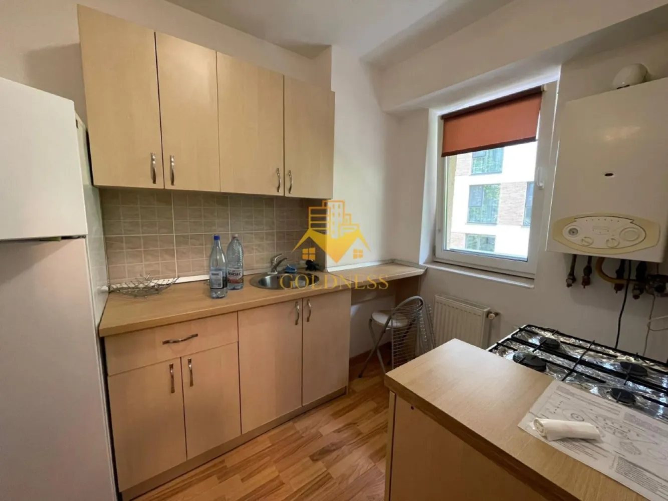 2 camere Openspace, Studium Green, Iulius Mall, Fsega, Gheorgheni - GOLDNESS Imobiliare vă propune spre închiriere un apartament cu 2 camere complet mobilat și utilat, la etajul 2 într-un imobil de 8 etaje, în Cartierul Gheorgheni.

Se află în apropierea stațiilor de transport în comun, magazine, restaurante, spații verzi, farmacii, etc.

Apartamentul este compartimentat astfel:
- dormitor cu pat matrimonial, dressing, noptiere
- living cu bucatarie open space complet utilată și mobilată, canapea extensibilă, loc de servit masa
- baie cu cada, calorifer port prosop și dulap pentru depozitare.
- terasa de 10 mp.

Imobilul este dotat cu toate cele necesare- centrală proprie, frigider, aragaz, hotă, mașină de spălat haine, etc.

Dacă sunteți interesați de acest apartament și doriți să îl vizionați, dar și pentru alte oferte nu ezitați să ne contactați telefonic sau prin e-mail. Vă stăm la dispoziție!
Pentru intermediere se percepe un comision de 50% din prețul chiriei!