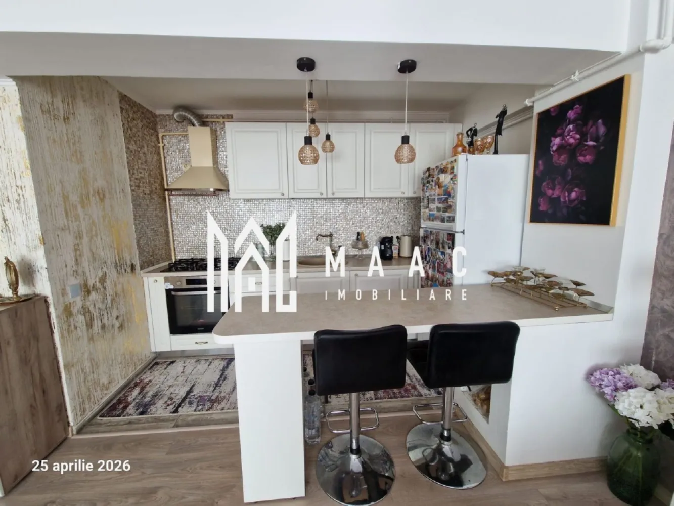 Apartament 3 camere | 79 MPU | Etajul 1 | Doamna Stanca - MAAC Imobiliare vă prezintă un apartament modern cu 3 camere, decomandat, cu poziționare vestică, situat la etajul 1/8 al unui imobil dotat cu lift. În proximitate se află centre comerciale, precum Shopping City Sibiu, Kaufland, LIDL, precum și școli, grădinițe, mijloace de transport în comun și spații verzi.

Compartimentare :

- Hol generos, cu acces către toate încăperile
- Living spațios cu bucătărie open-space
- 2 dormitoare matrimoniale
- 2 Băi, cea principală fiind dotată cu cabină de duș și sistem de ventilație, iar cea secundară fiind amenajată ca spațiu de depozitare (debara)
- Balcon de 4 mp 

Se vinde mobilat și utilat, astfel cum se prezintă în poze.
Ideal pentru locuire personală sau investiție.

Pentru mai multe detali sau vizionări, specificați anunțul cu CP3055995