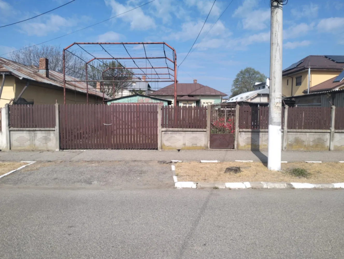 Casa de vanzare Oltenita - Casa la curte in orasul Oltenita, Strada Cuza Voda, Nr.174, jud Calarasi. Toate actele la zi.Doua corpuri de cladire. Unul cu suprafata utila 70mp si altul cu suprafata utila 46mp + anexe gospodaresti, garaje. Toate utilitatile.Teren curte 800 mp - gradini, vie, bolti.In proximitate scoli, gradinite, licee, parcuri, piete agroalimentare, magazine, fiind aproape de centrul orasului.tel 0771713768 }}