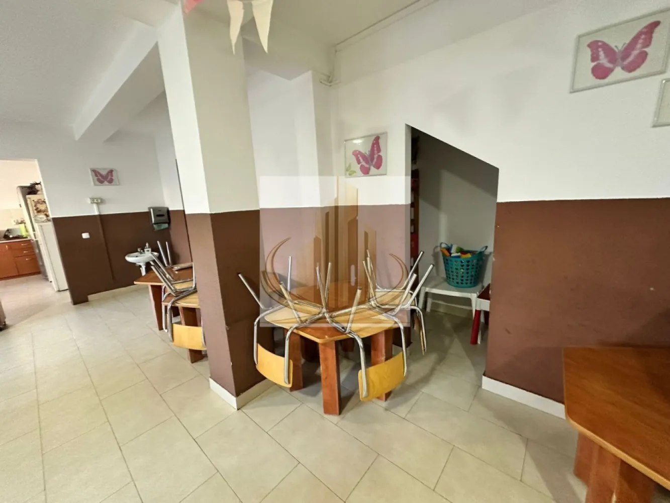 Clinică, pensiune, birouri sau investiție | Locație de top 17 CAMERE - Exclusivitate | Proprietate multifuncțională premium – Ideală pentru clinică, pensiune, birouri sau investiție | Locație de top Grand Mobilis Imobiliare vă propune, în regim de exclusivitate, o proprietate cu adevărat versatilă și rară pe piață – un imobil complex, pregătit pentru operare imediată și adaptabil pentru multiple tipuri de afaceri. Cu o infrastructură solidă și compartimentare eficientă, această proprietate reprezintă o oportunitate strategică pentru investitori sau antreprenori care caută un spațiu potrivit pentru: policlinică / centru medical pensiune / aparthotel clădire de birouri / sediu firmă centru educațional (în prezent funcțional ca grădiniță) Date generale Imobilul este compus din două clădiri și oferă o suprafață de 664 mp construiți (554 mp utili), compartimentată în 17 încăperi, ceea ce permite organizarea eficientă a activității indiferent de destinație. Compartimentare funcțională – adaptabilă pentru multiple activități Clădire principală: Spații generoase ce pot fi utilizate ca birouri, cabinete sau camere Recepție / zonă de primire Birou administrativ Spălătorie Mansardă cu spații ample, ușor de reconfigurat Beci pe toată suprafața – ideal pentru tehnic / depozitare Clădire anexă: Multiple încăperi ce pot deveni cabinete, camere de cazare sau birouri Bucătărie profesională complet echipată – avantaj major pentru activități HoReCa sau medicale Sală de mese / zonă comună Spații de depozitare și spălătorie Mansardă open-space – flexibilitate maximă Facilități & avantaje competitive Curte amenajată cu loc de relaxare, piscină și spații recreative 3 intrări separate + ieșire de incendiu (ideal pentru fluxuri diferite – pacienți / clienți / staff) Sisteme de securitate și detecție incendiu 4 locuri de parcare la stradă Specificații tehnice Curent trifazic + toate utilitățile Izolație eficientă, tâmplărie PVC integrală, rulouri exterioare Acces rapid: drum asfaltat + transport public la ~100 m Valoare investițională Unul dintre cele mai mari avantaje ale proprietății este flexibilitatea – poate fi exploatată imediat sau reconvertită rapid în funcție de strategia investițională. ✔️ Ideală pentru business „la cheie” ✔️ Costuri reduse de adaptare ✔️ Potențial ridicat de randament Un activ rar, ce combină: poziționare excelentă suprafață generoasă compartimentare eficientă multiple scenarii de utilizare 💰 Preț extrem de competitiv pentru nivelul de dotare și potențialul oferit 📌 Tur virtual 360° disponibil ID INTERN CP3057640 }}